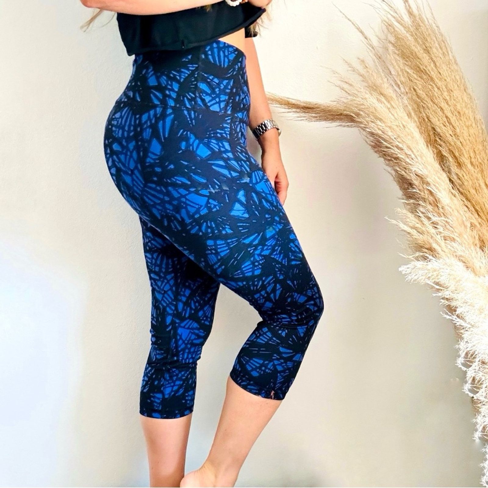 Old Navy 3 OLD NAVY Blue Print $48 High Rise Crop Leggings Capri Size 32" / US 10 / IT 46 - 15 Thumbnail