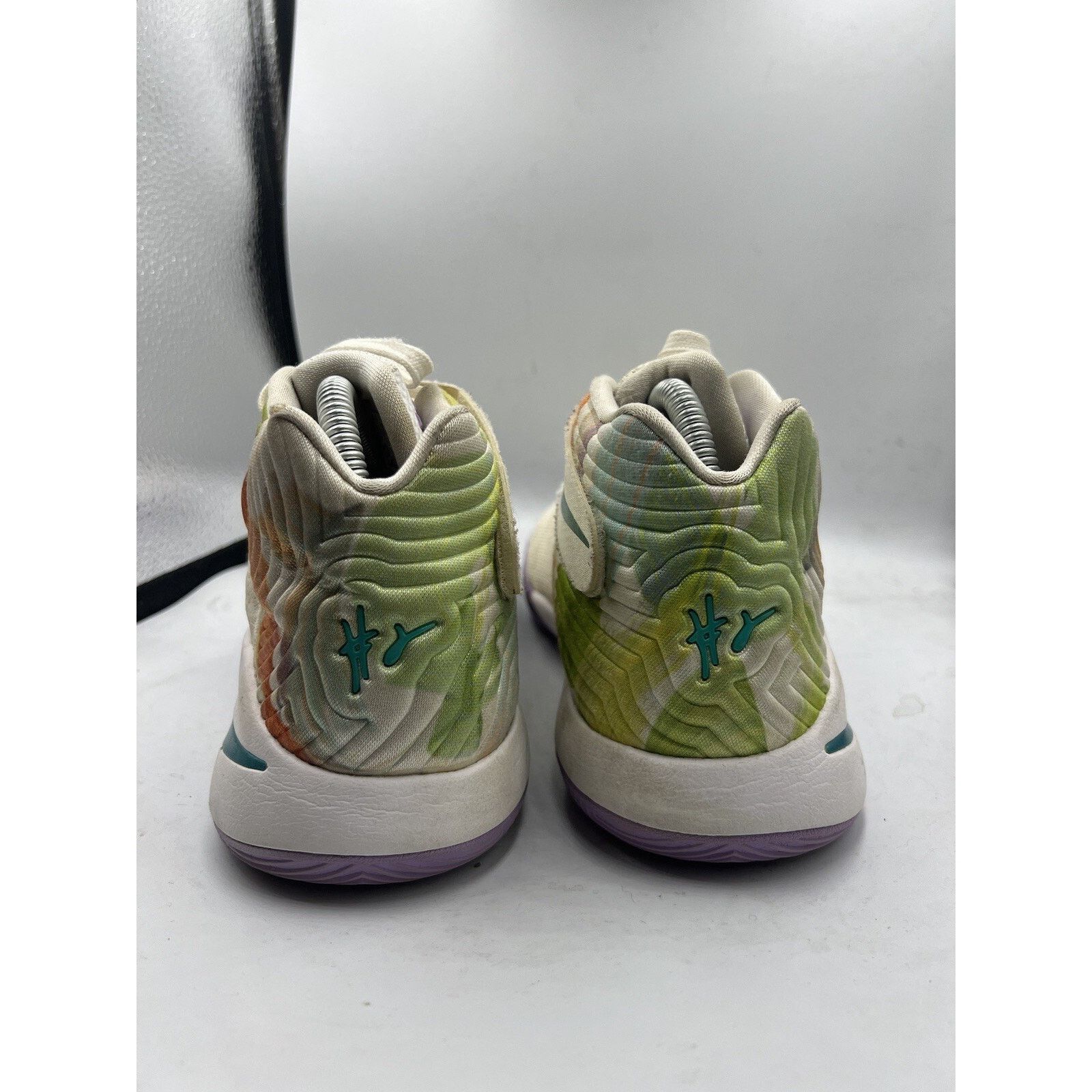 Nike Nike Kyrie 2 GS Easter White Jade Lilac Spring Mens 7Y Size US 7 / EU 40 - 4 Thumbnail