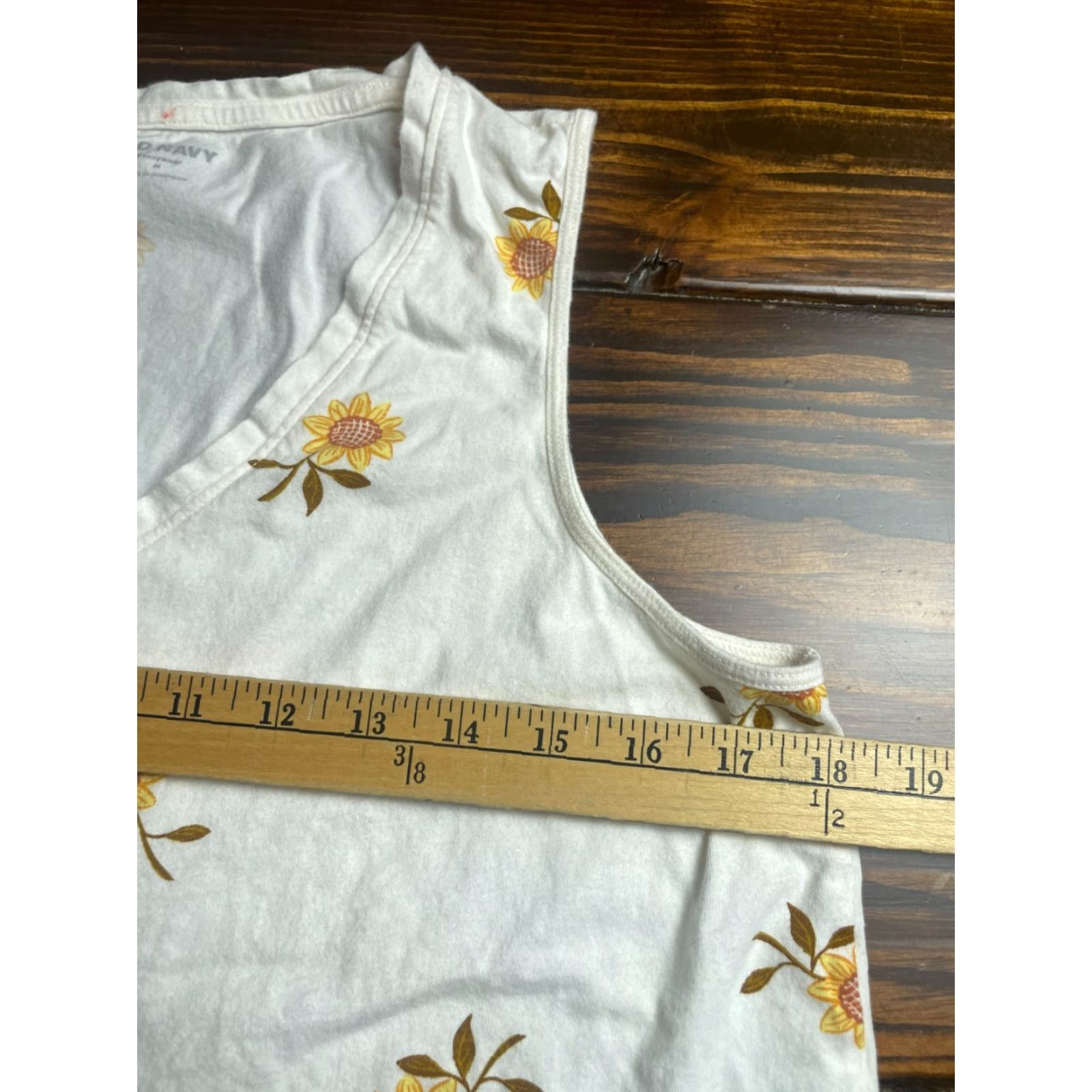 Old Navy Old Navy Shirt Women's Medium White Floral Sunflower V-neck Shirt Women M White Floral Sunflower V-Neck Casual Modern Basic Regular Sleeveless Size M / US 6-8 / IT 42-44 - 4 Thumbnail