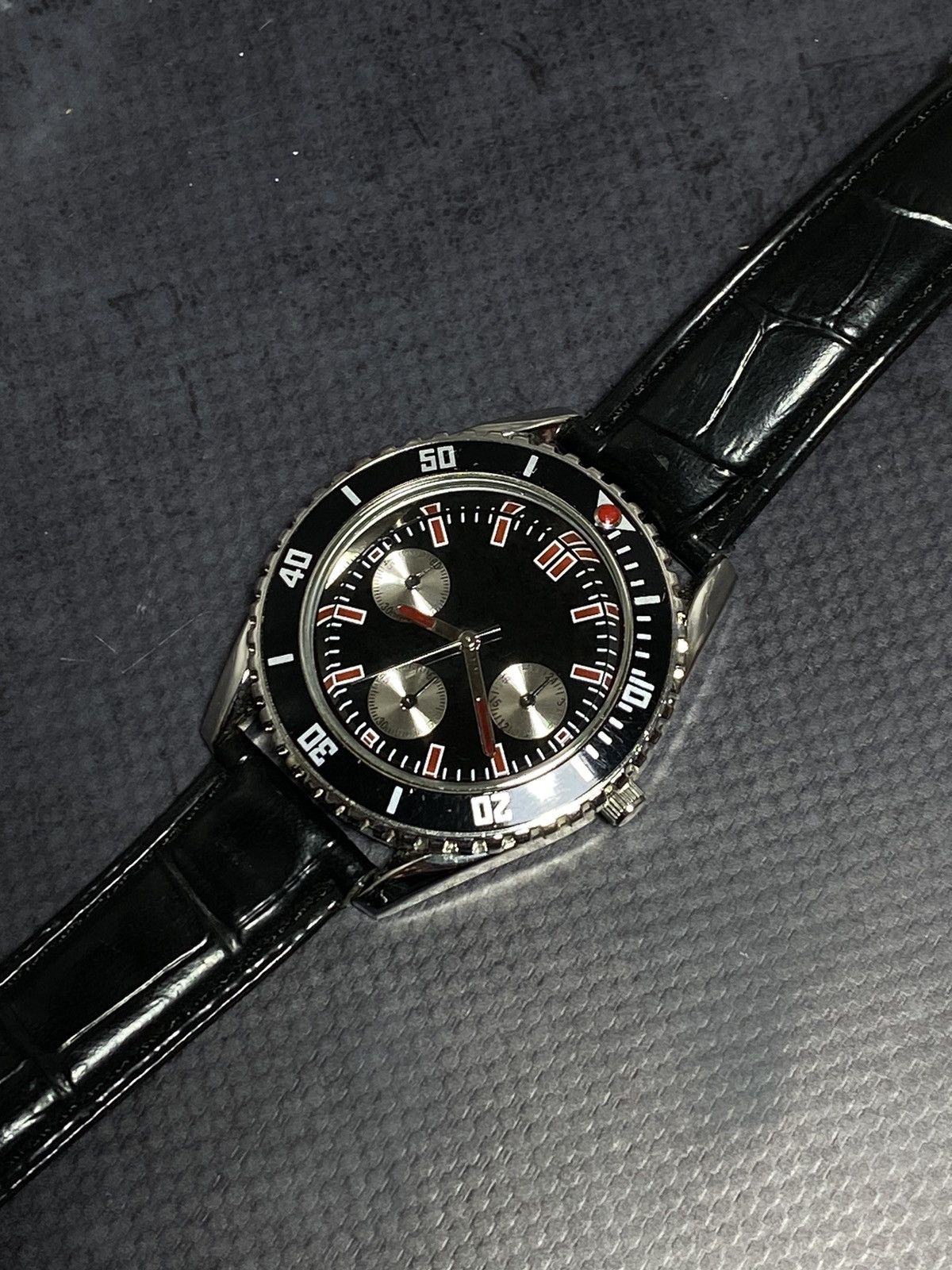 Vintage Avon Black Diver Quartz Watch Sporty Vintage Style ⌚ Size ONE SIZE - 7 Thumbnail