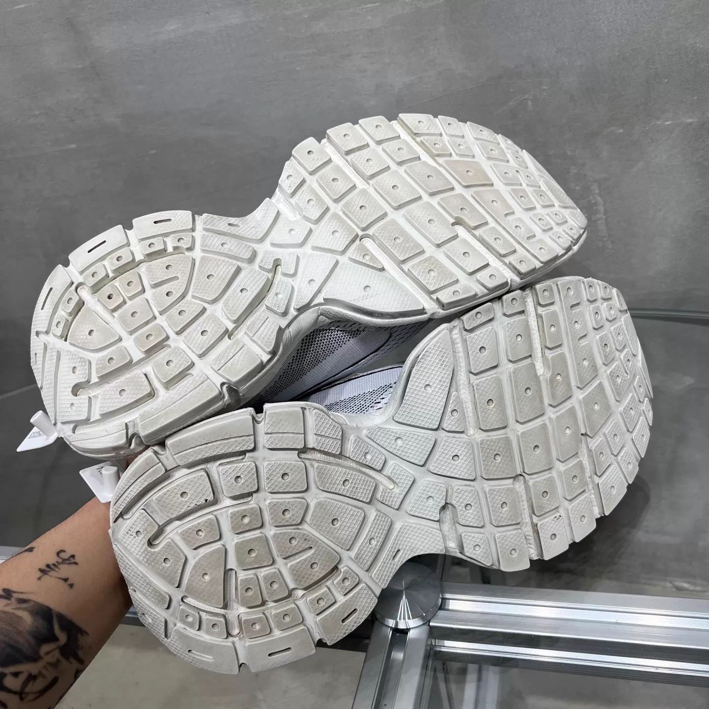 Balenciaga Balenciaga x UA White 40 YH25033 Sneakers Size US 7 / EU 40 - 7 Thumbnail