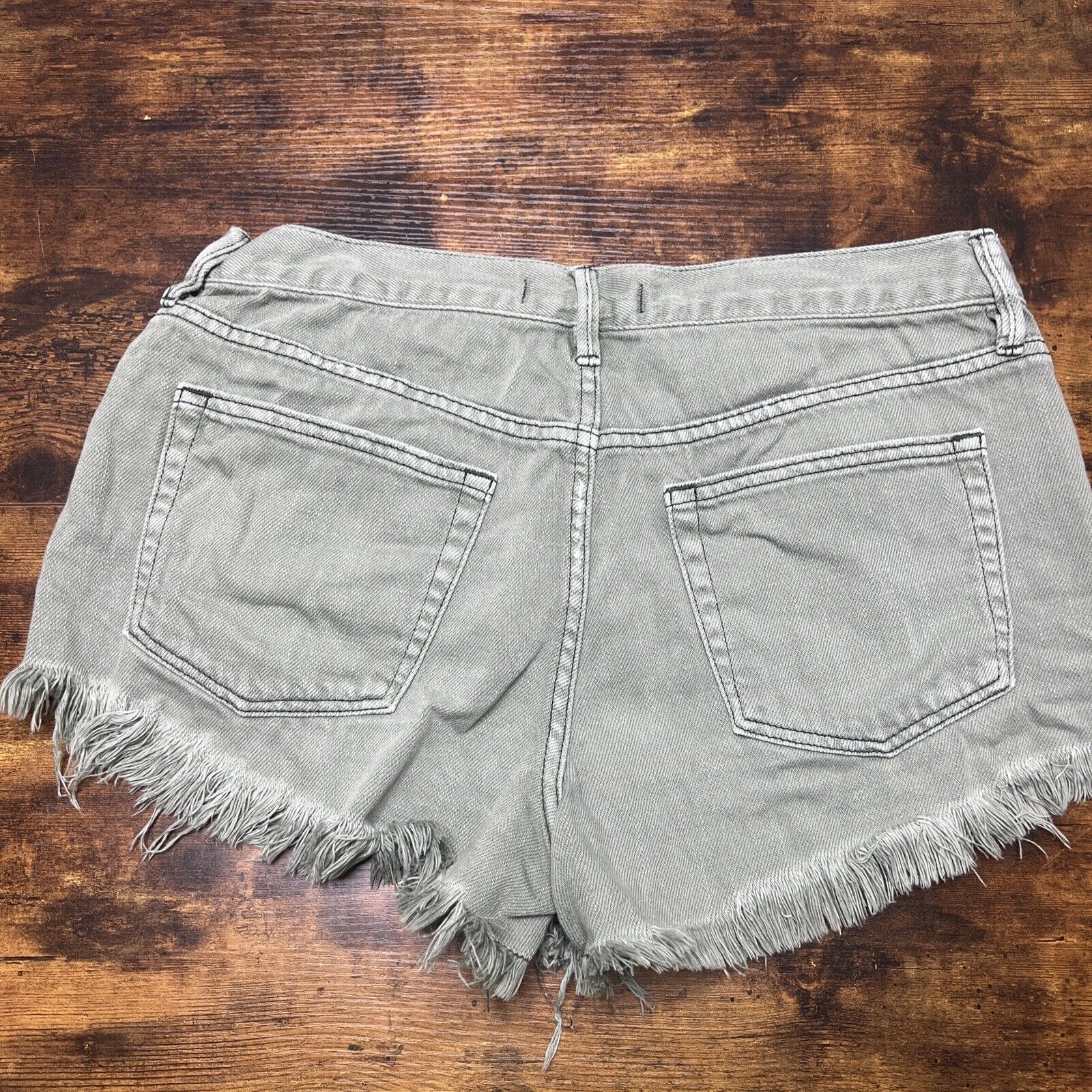 Free People Free People Shorts Size 27 Olive Green Raw Hem Button Fly Size 27" / US 4 / IT 40 - 3 Thumbnail