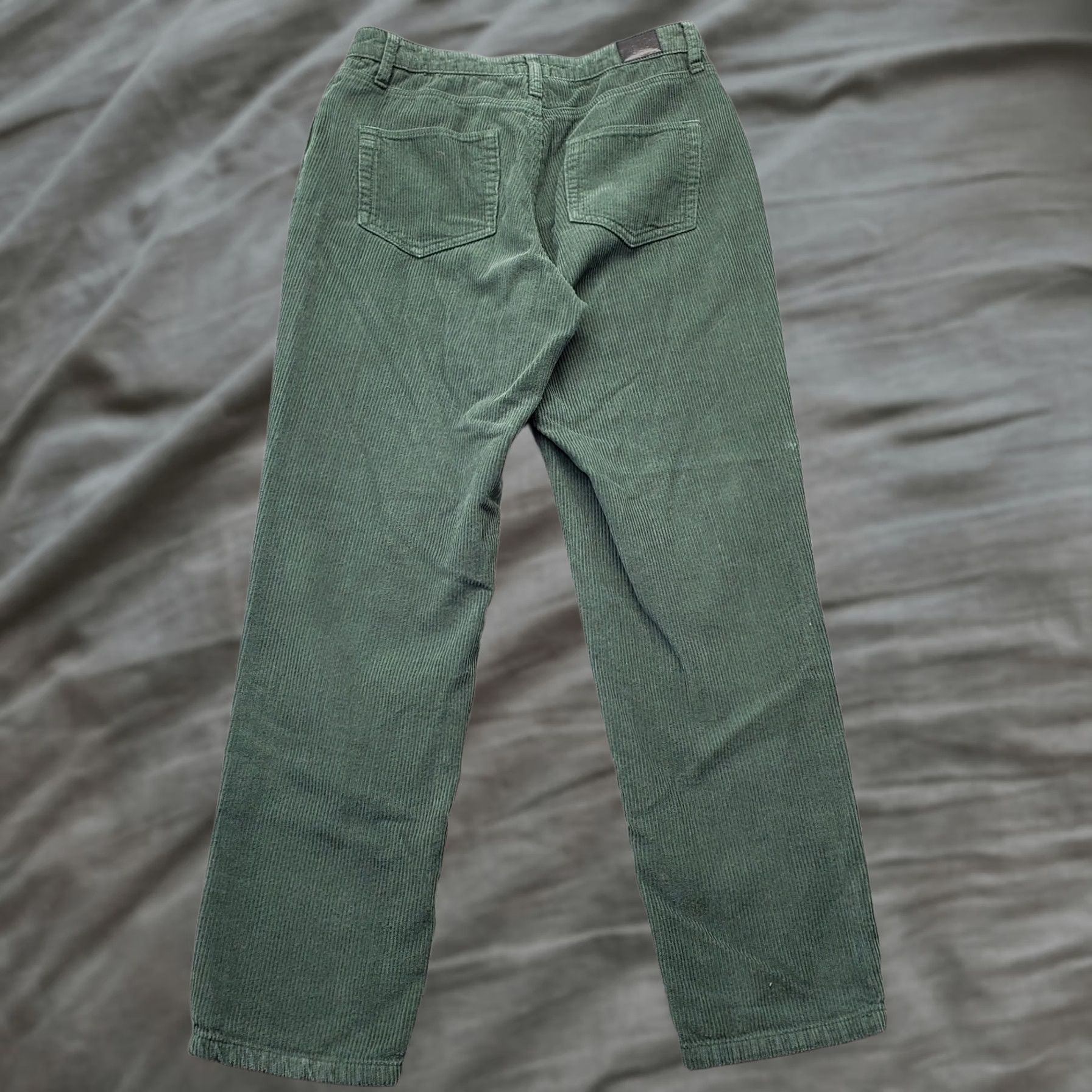 Urban Outfitters BDG Urban Outfitters Mom Pants Womens Size 28 Green Corduroy High Rise Regular Size 28 Womens Front Flat Front Pockets Ankle Pants Size 28" / US 6 / IT 42 - 1 Thumbnail