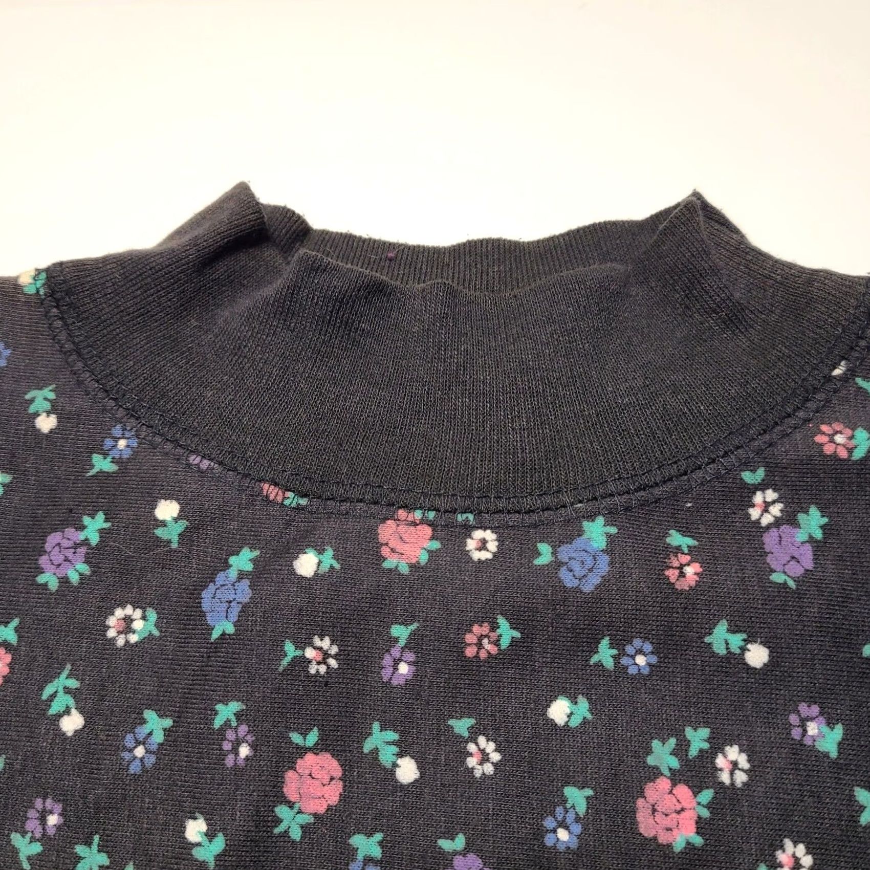 Vintage VINTAGE Bella Mia International Aop Floral T-Shirt Womens Small Retro 90s USA Black Floral Short Sleeve Mock Neck Cotton Blend Classic Fit Size S / US 4 / IT 40 - 3 Thumbnail