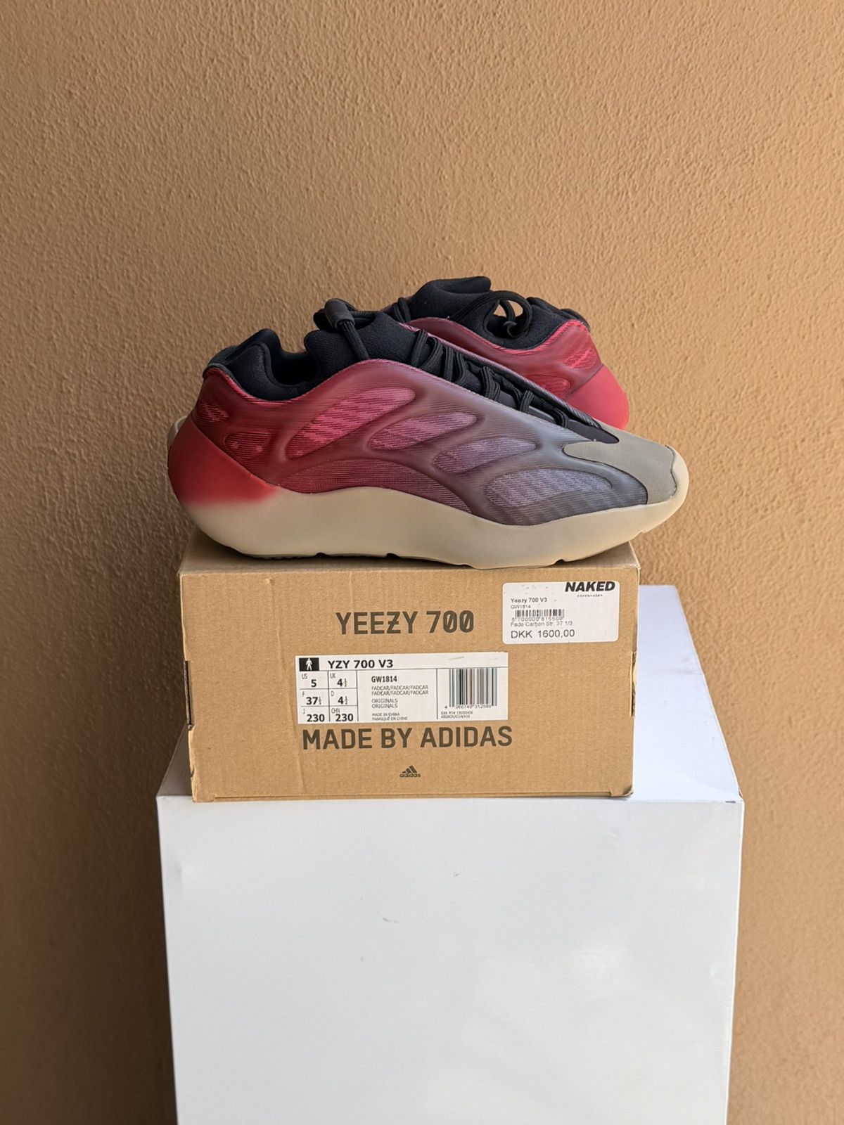Yeezy Adidas Yeezy 700 v3 Fade Carbon GS Size 5 Size US 5 / EU 37 - 3 Thumbnail