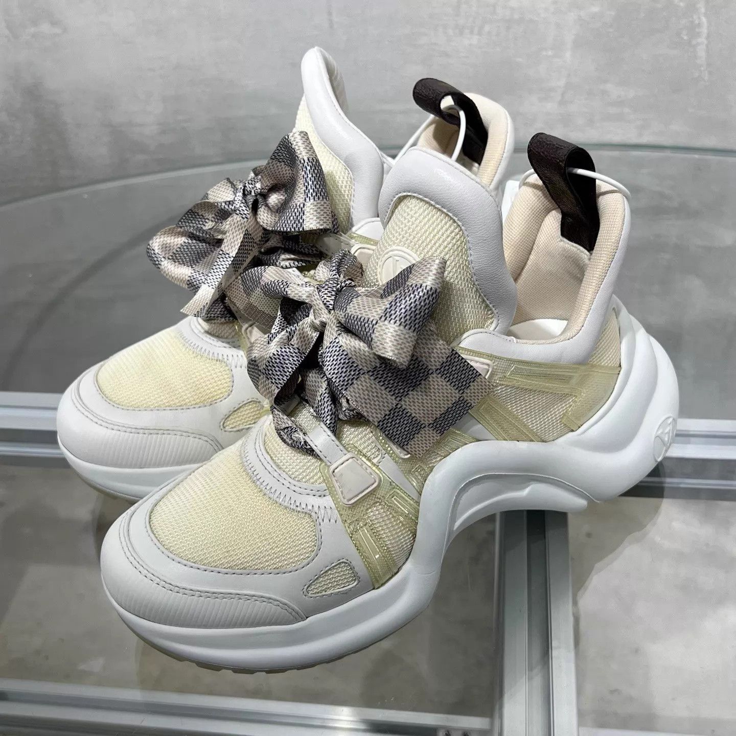 Louis Vuitton Louis Vuitton White Monogram Bow Dad Sneaker UK2 / 36 Size US 5.5 / IT 35.5 - 2 Thumbnail