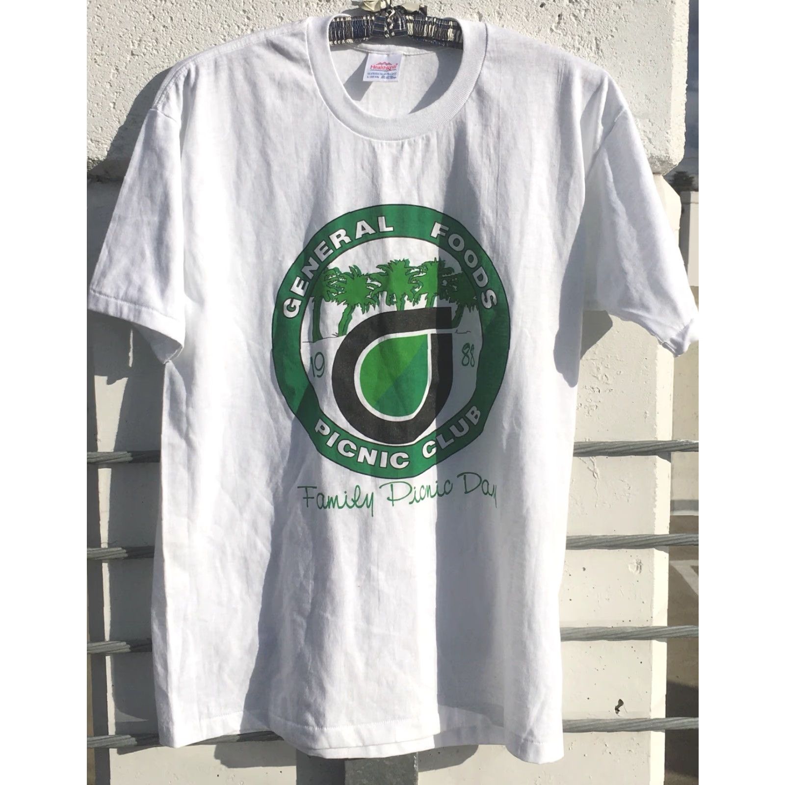 Vintage VINTAGE General Foods Picnic Club Family Picnic Day T-Shirt 1980s 80s Healthknit White L Men Graphic Tee Desert Palm Sportswear/Beach 1980s Mens Size US L / EU 52-54 / 3 - 6 Thumbnail