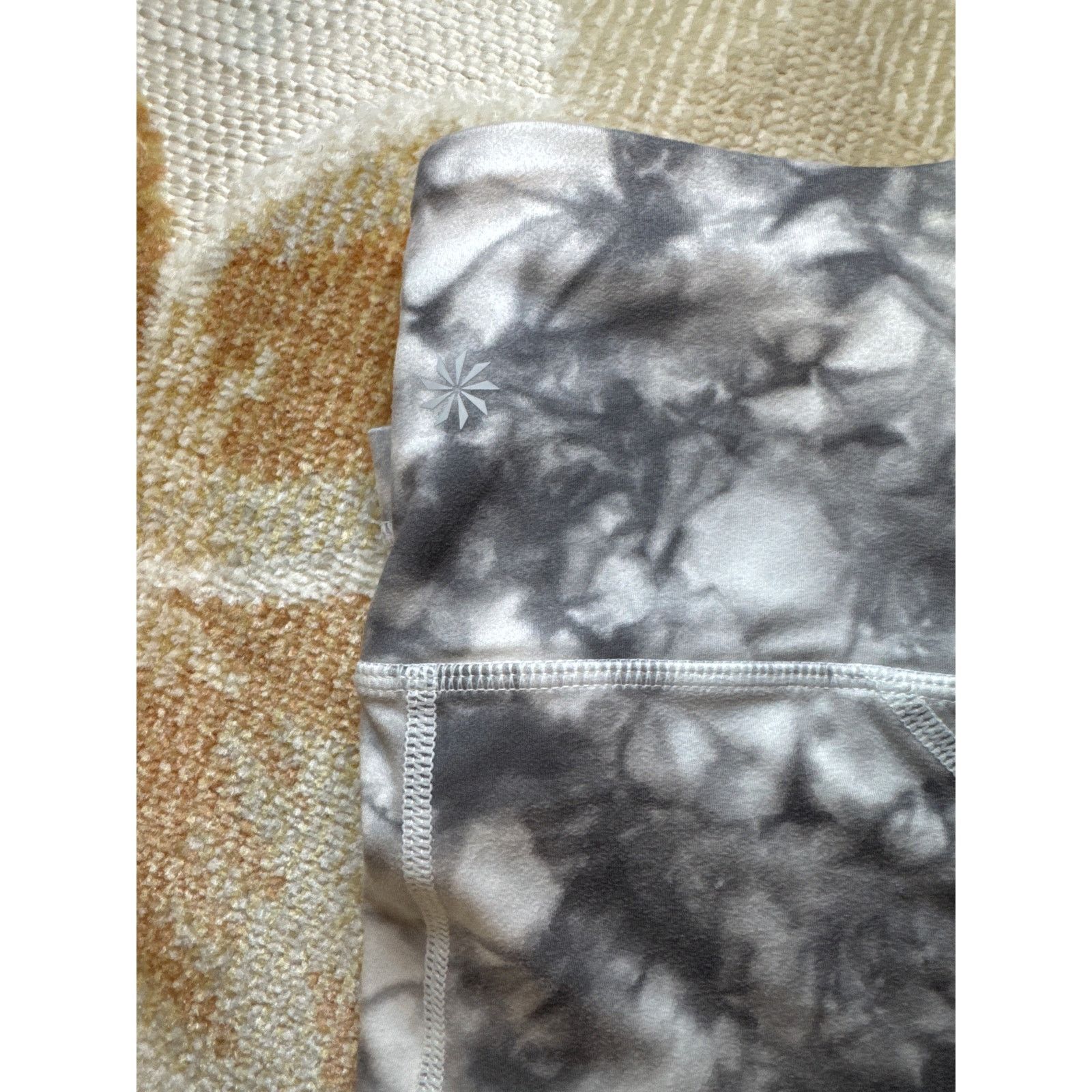 Athleta Athleta Gray Powervita Tie Dye Salutation 7/8 Leggings Size 27" / US 4 / IT 40 - 5 Thumbnail