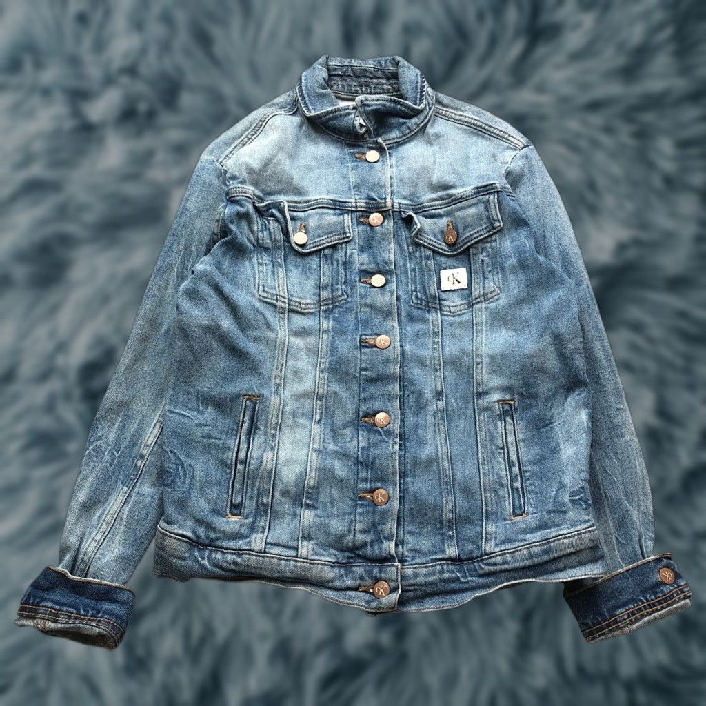 Calvin Klein Calvin Klein Light Wash Trucker Denim Jean Jacket Womens Small Button Logo Blue Jacket Logo Pockets Size 28" / US 6 / IT 42 - 1 Thumbnail