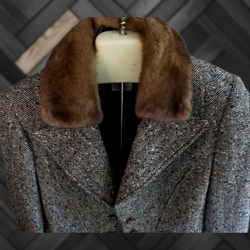 Vintage VINTAGE Carlisle Blazer Skirt Set Wool Blend-Removable Fur Collar Brown Size 0 2 Women’s 2 Piece Women Brown Skirt Suit Mens? No Size 25" / US 0 / IT 36 - 1 Thumbnail