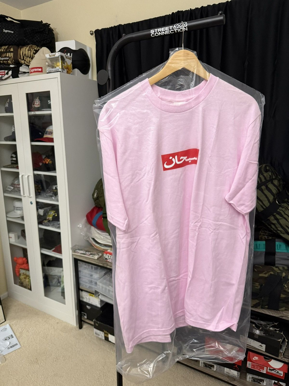 Supreme SUPREME PINK ARABIC BOX LOGO TEE SIZE MEDIUM BRAND NEW Size US M / EU 48-50 / 2 - 1 Thumbnail