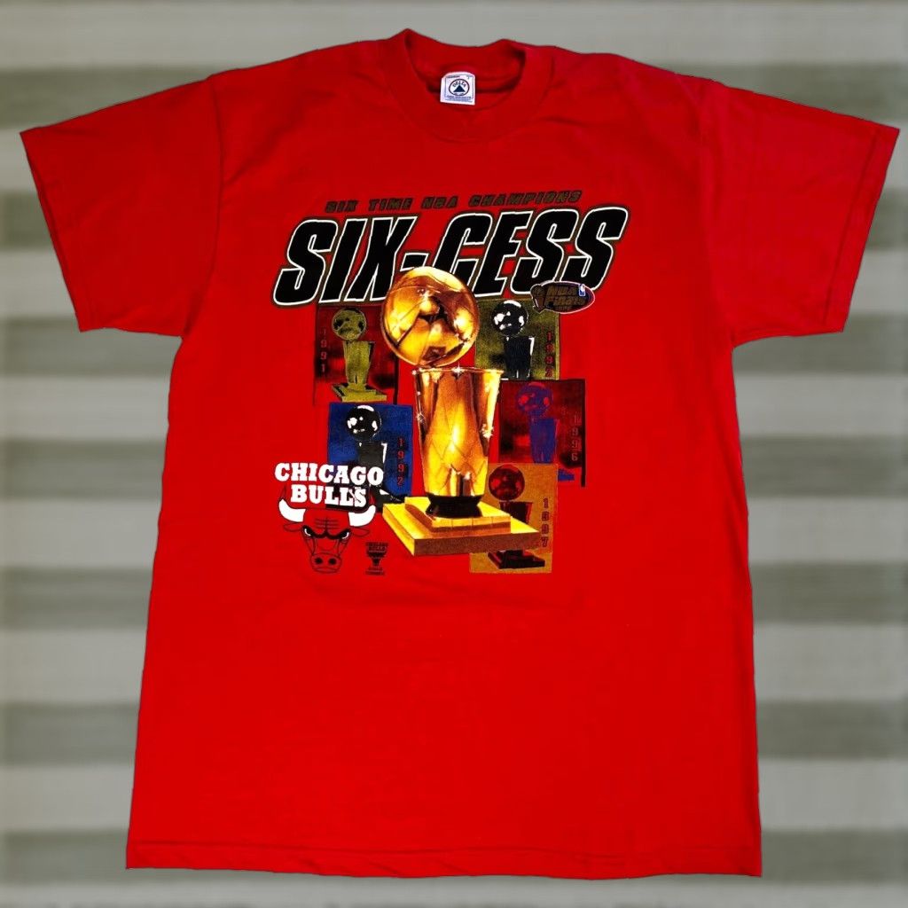 Delta VINTAGE Chicago Bulls Six Times NBA Champions T-Shirt Sz L Red Cotton Delta Adult Large Men 1990s 90s Basketball Graphic Print Shirt Size US L / EU 52-54 / 3 - 1 Thumbnail