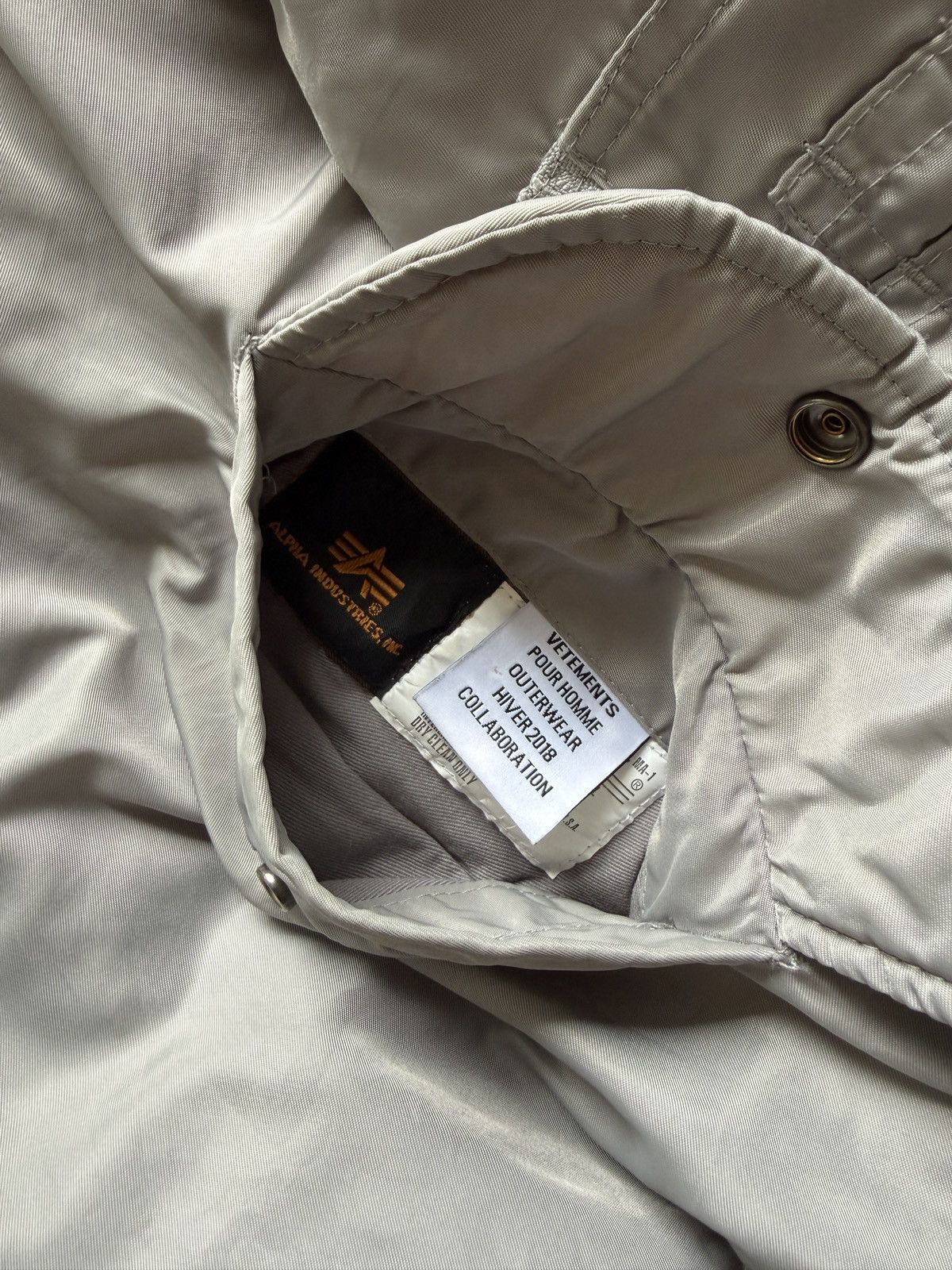Alpha Industries × Vetements Demna Gvasalia Vetements Hooded Alpha Bomber Size US XS / EU 42 / 0 - 8 Thumbnail