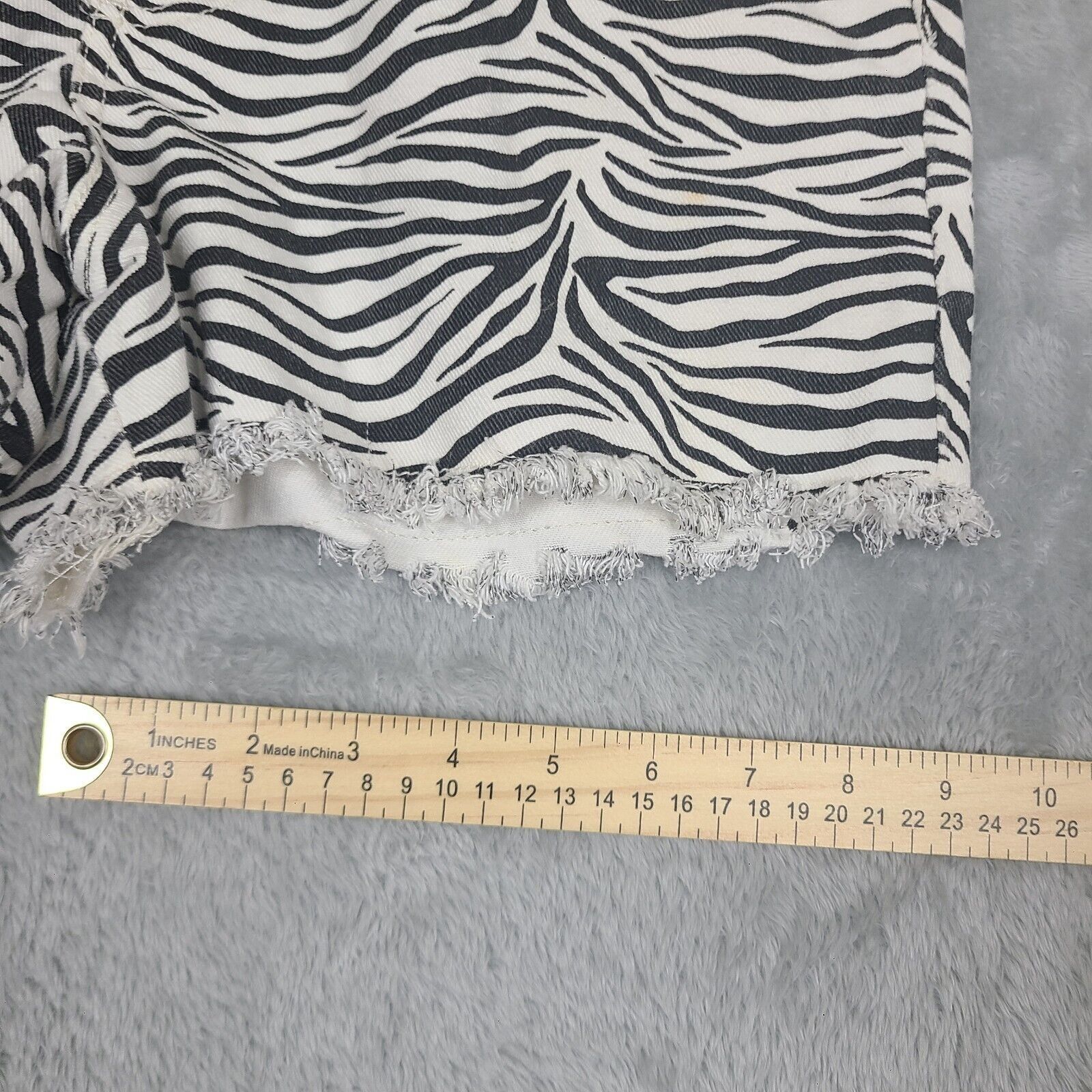 Bdg BDG Shorts Womens 28 White Black Zebra Print Denim Cut Off H Size 28" / US 6 / IT 42 - 7 Thumbnail