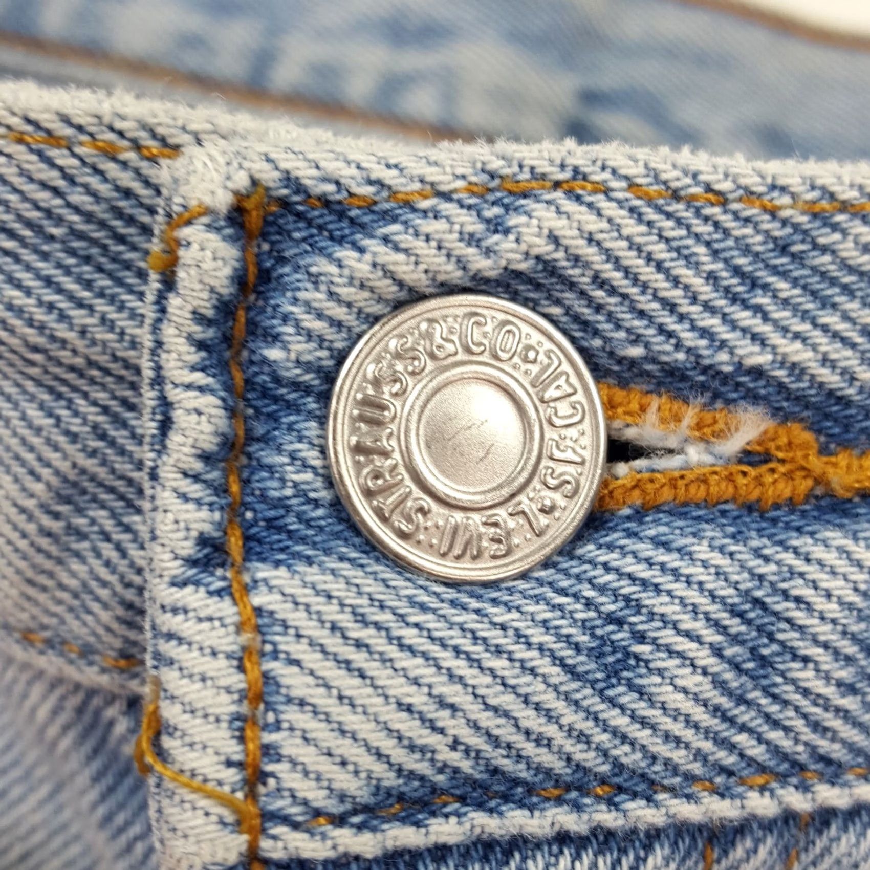 Levi's Vintage Levi's Jeans 560 Loose Fit Denim Blue 36x30 Tapered 90s Grunge Rock USA Mens Jeans Size US 36 / EU 52 - 6 Thumbnail