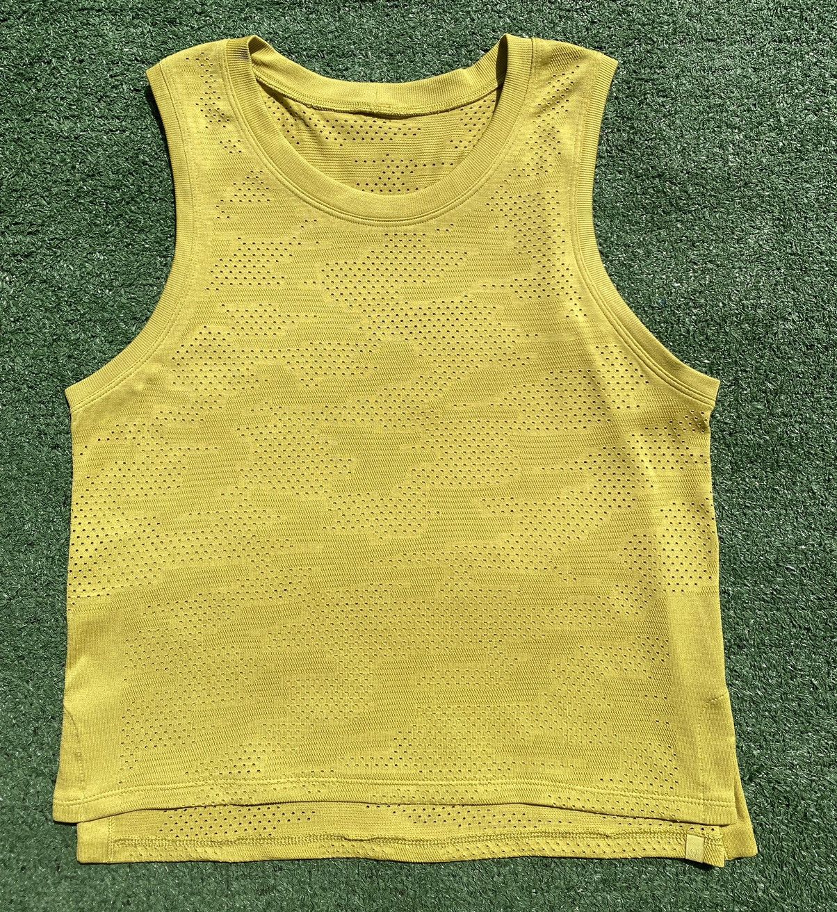 Lululemon Lululemon Train Camo Yellow Pear Green Cropped Tank Top Size S / US 4 / IT 40 - 1 Thumbnail