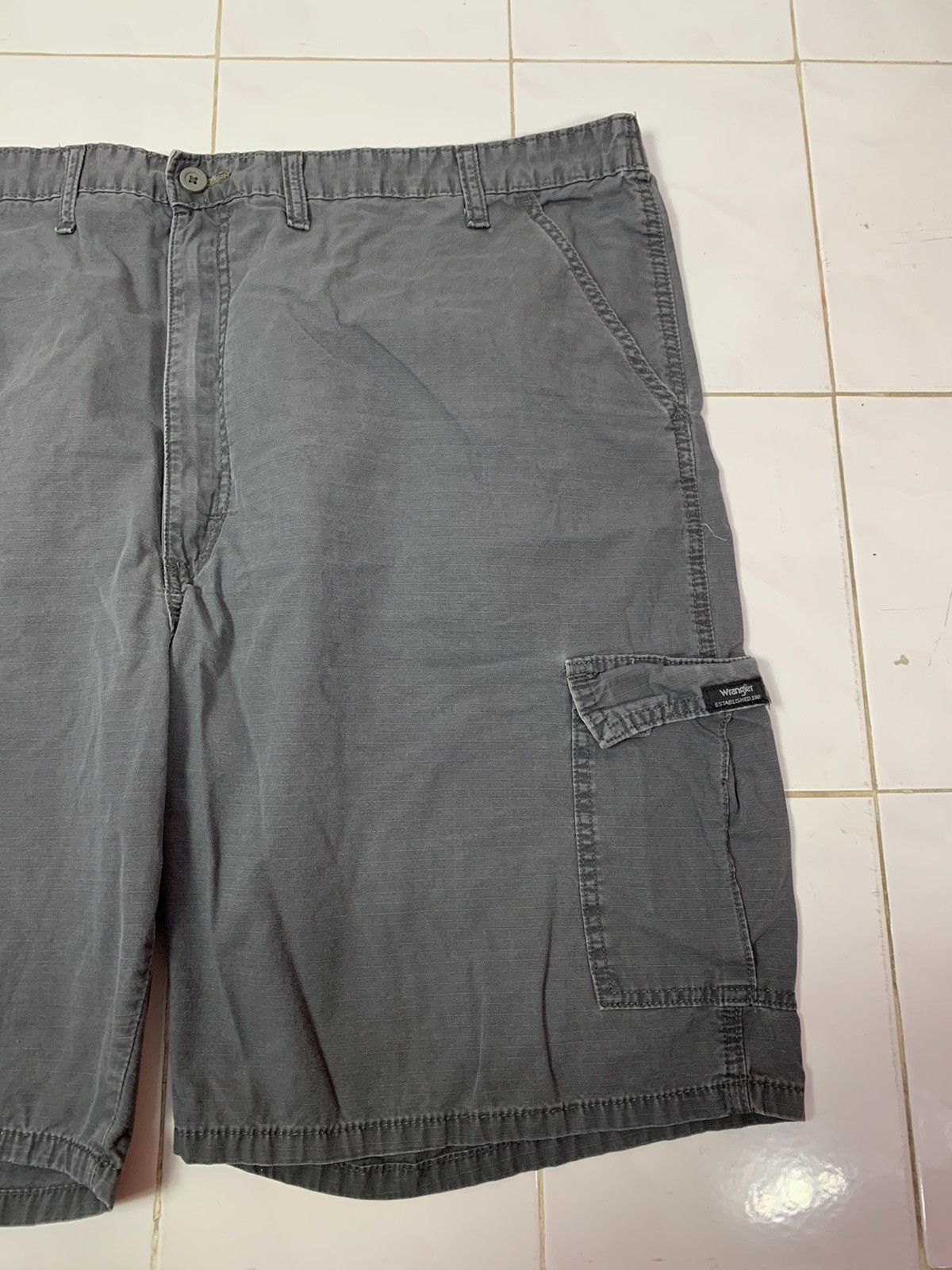 Wrangler Steals! Wrangler Big Size Ripstop Cargo Short Pants Size US 44 / EU 60 - 3 Thumbnail