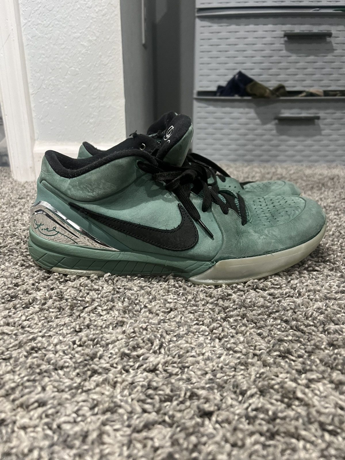 Nike Girl Dad Kobe 4 Size US 11 / EU 44 - 4 Thumbnail