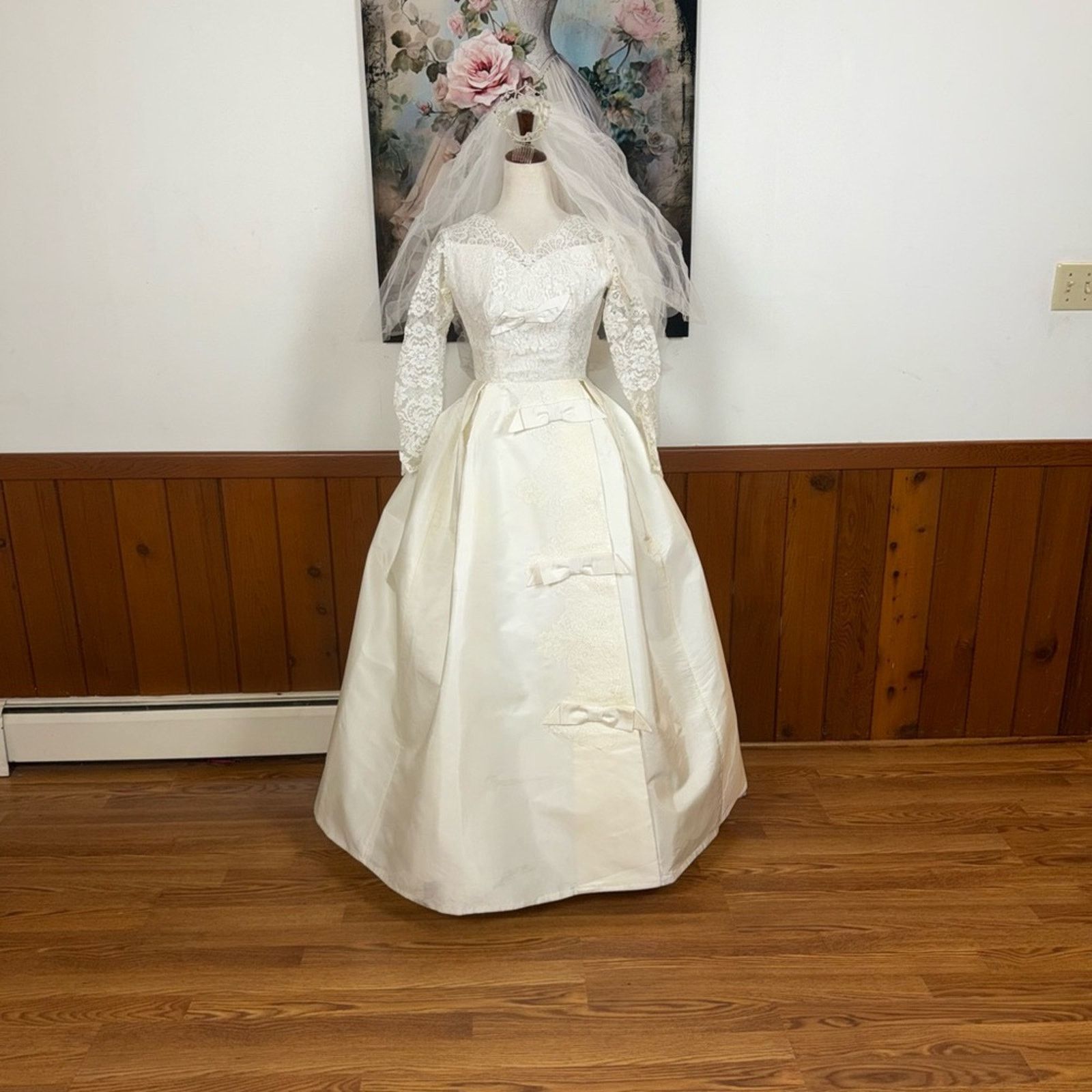 Vintage Stunning Vintage 1950s Wedding Gown & Crown Veil Size M / US 6-8 / IT 42-44 - 2 Thumbnail