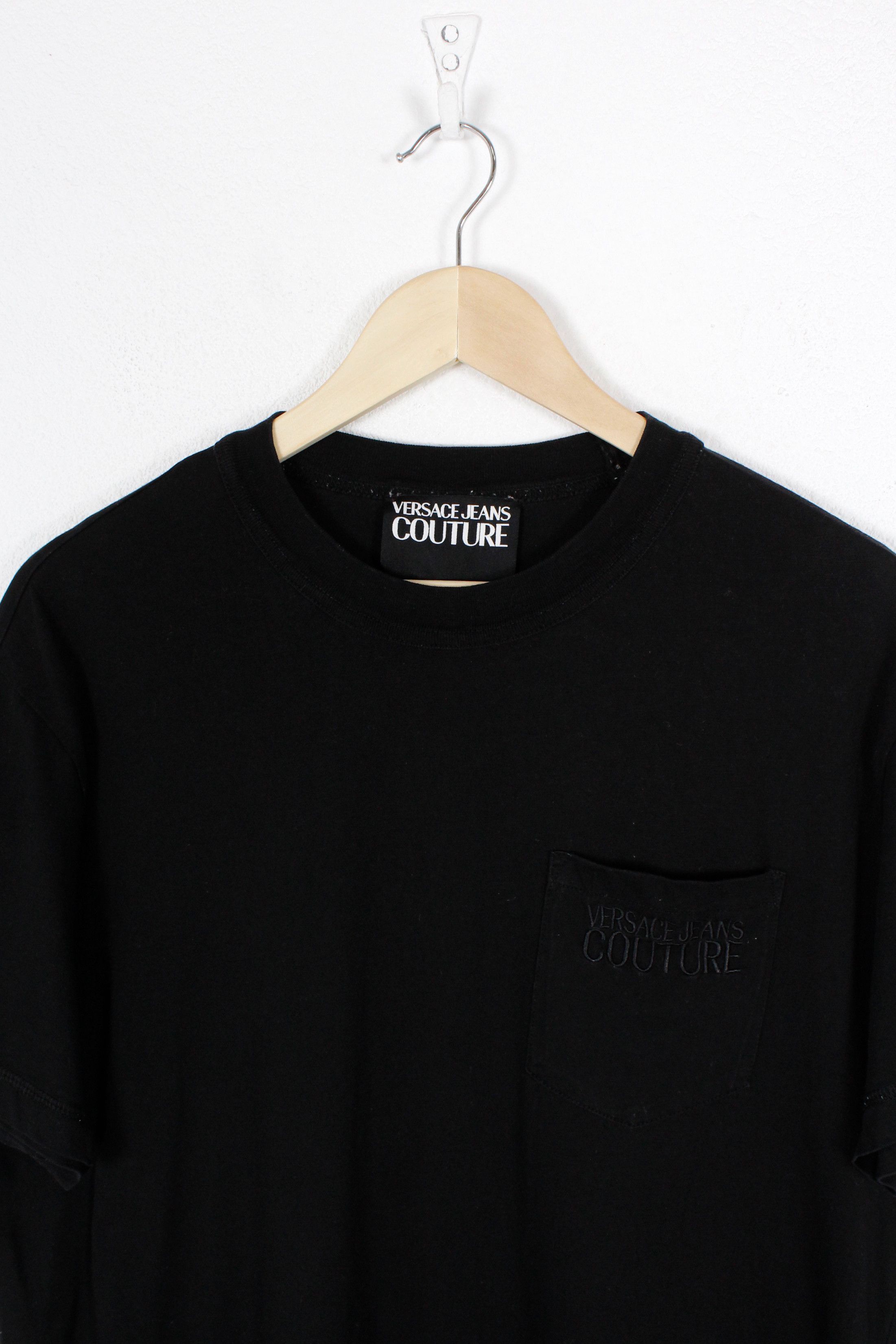 Versace × Versace Jeans Couture × Versus Versace Versace Jeans Couture Pocket Logo Black Noir Tee T-shirt XL Size US XL / EU 56 / 4 - 2 Thumbnail