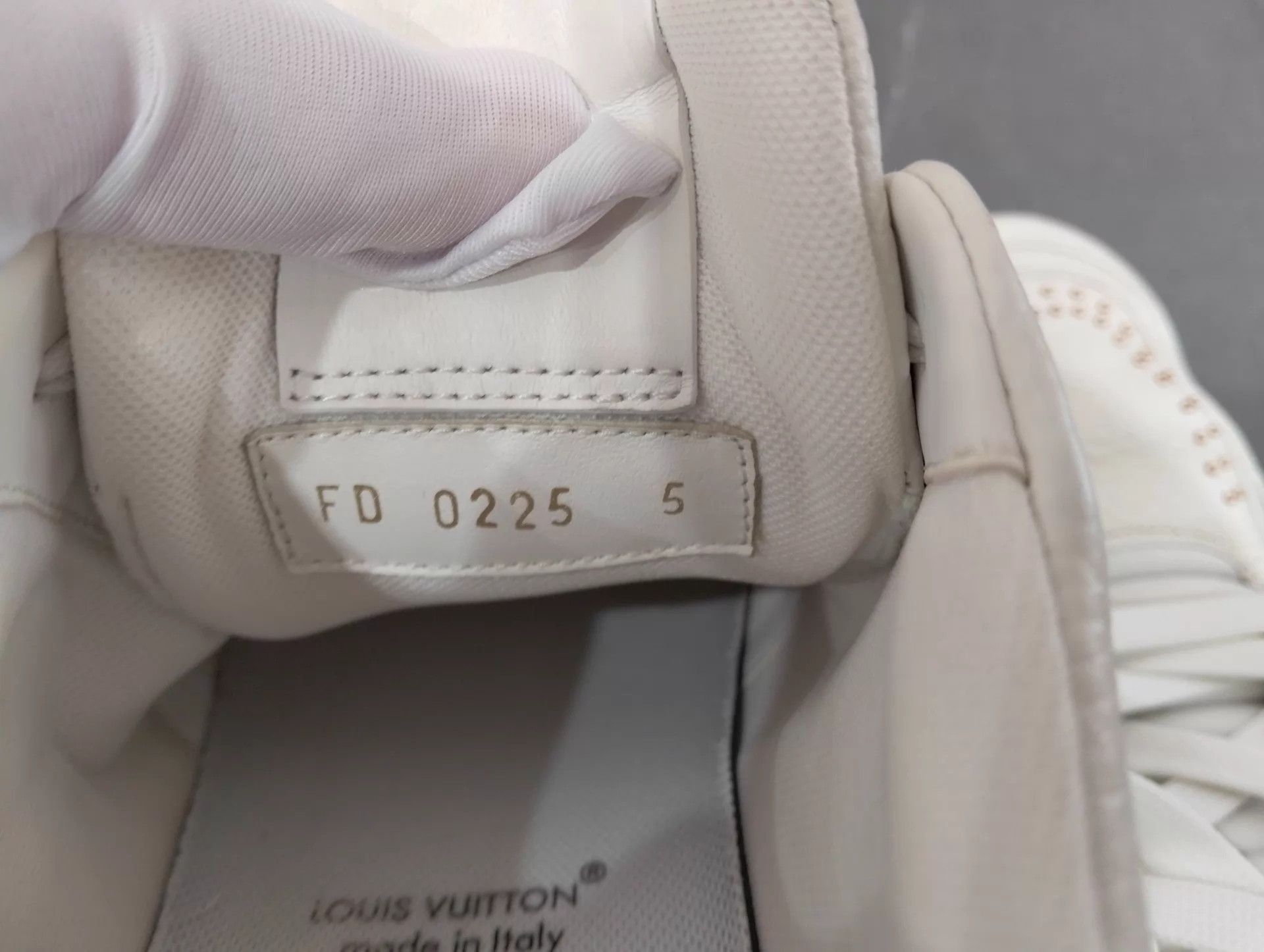 Louis Vuitton Louis Vuitton Trainer White Orange Rivets 39 (95 New) Size US 8.5 / EU 41-42 - 8 Thumbnail