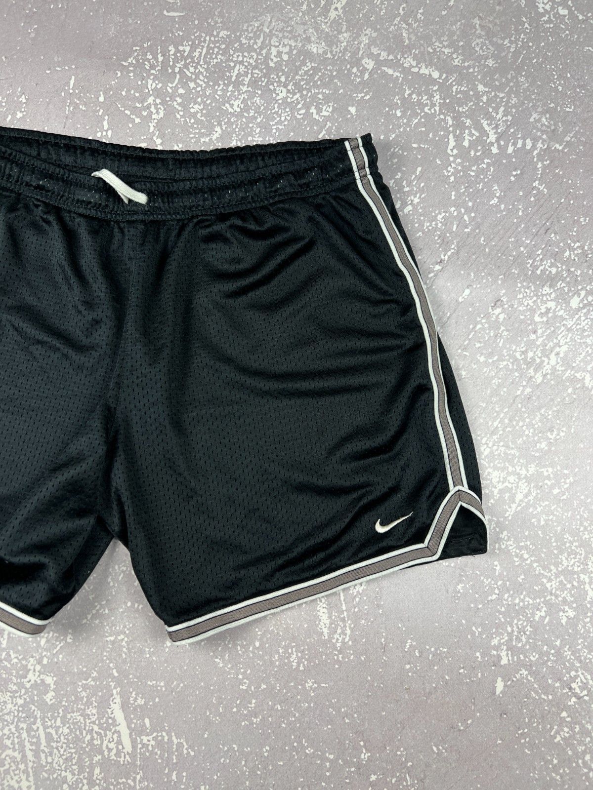 Nike Vintage Nike Basketball Shiny Shorts Mens M Black Size US 32 / EU 48 - 2 Thumbnail