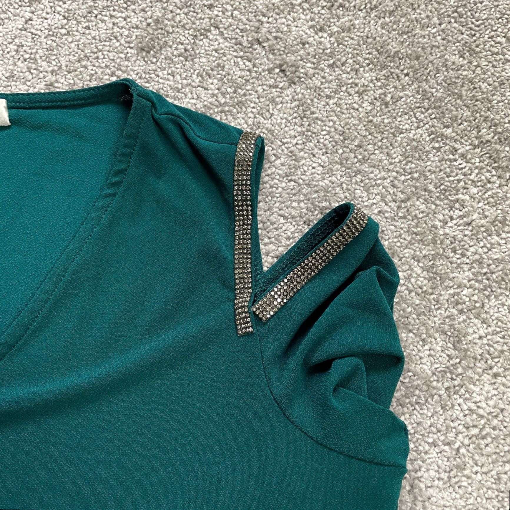 Vintage 18TH + Madison Blouse Womens S Green Rhinestone V-Neck Casual Cold Shoulder Size S / US 4 / IT 40 - 4 Thumbnail
