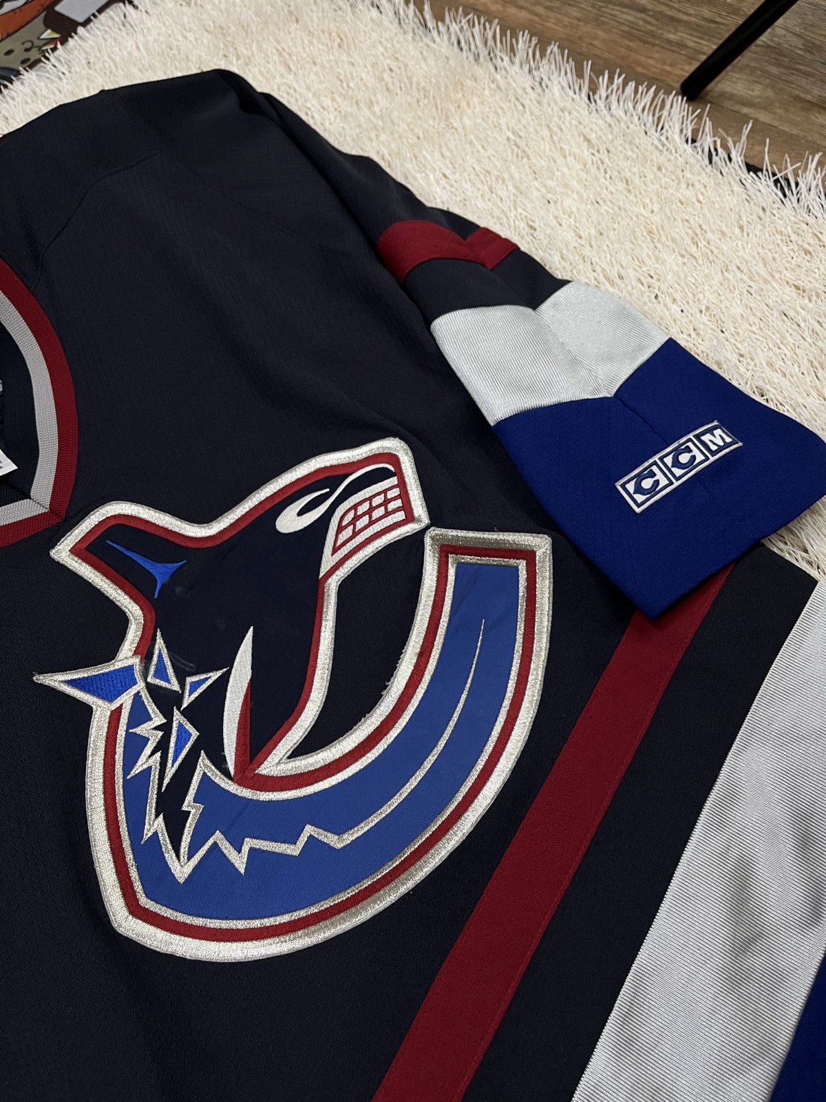 Vintage CCM NHL Vancouver Canucks Ice Hockey Jersey 90s