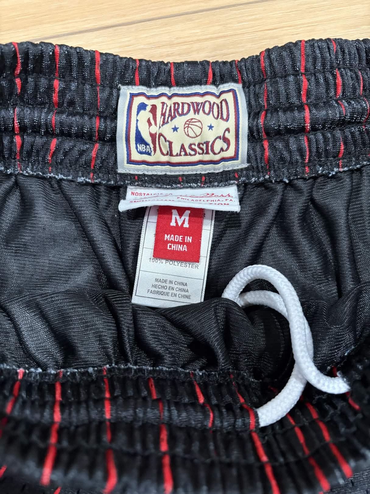 Mitchell & Ness Mitchell & Ness NBA Swingman Shorts Chicago Bulls 96-97 Size US 30 / EU 46 - 8 Thumbnail