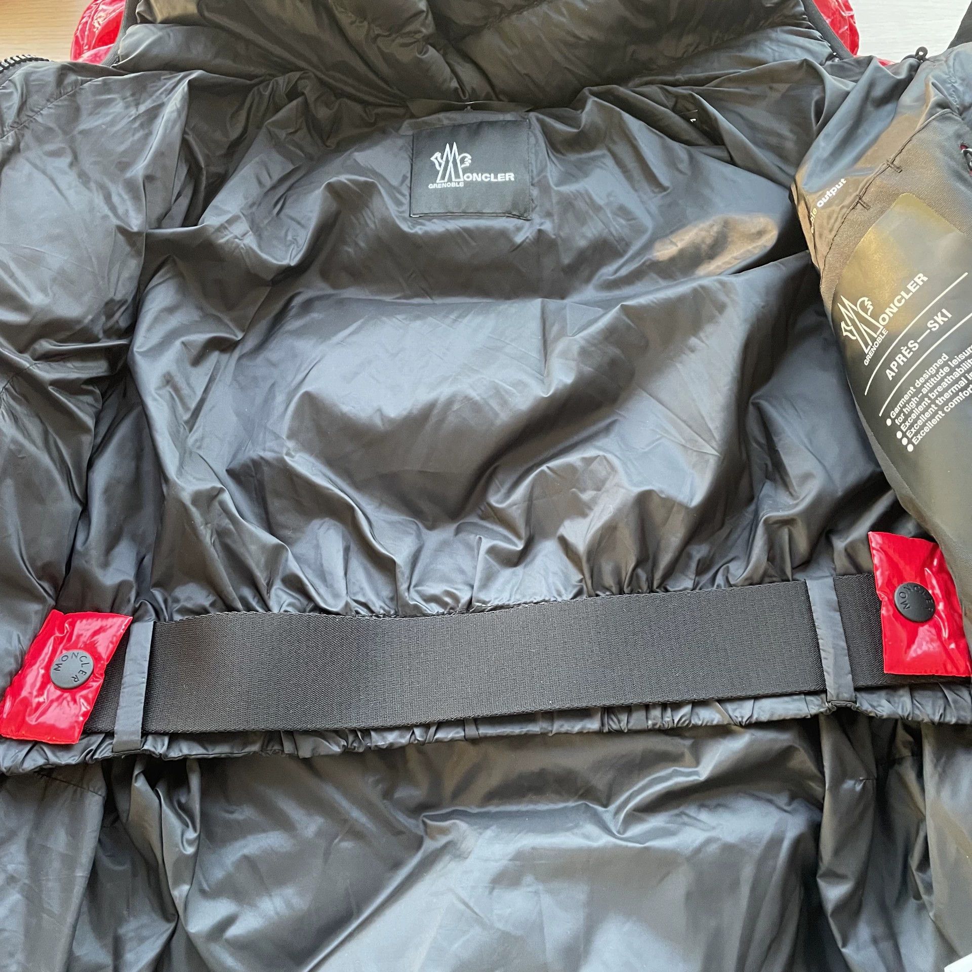Moncler Moncler Wmns Red Ski Hooded Jacket 1 Rt arm flaw Size XS / US 0-2 / IT 36-38 - 4 Thumbnail