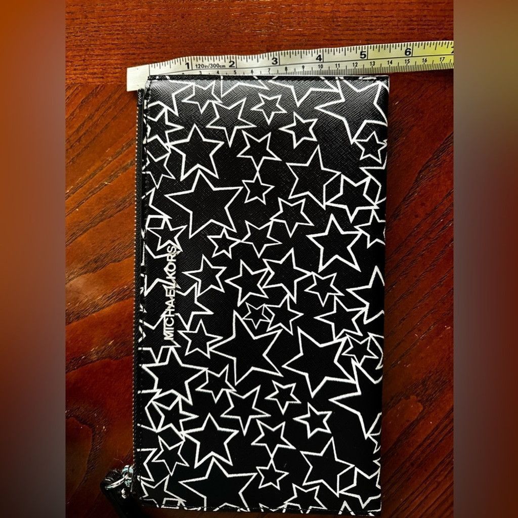Michael Kors Michael Kors Wristlet in Black w white stars BN Size ONE SIZE - 6 Thumbnail