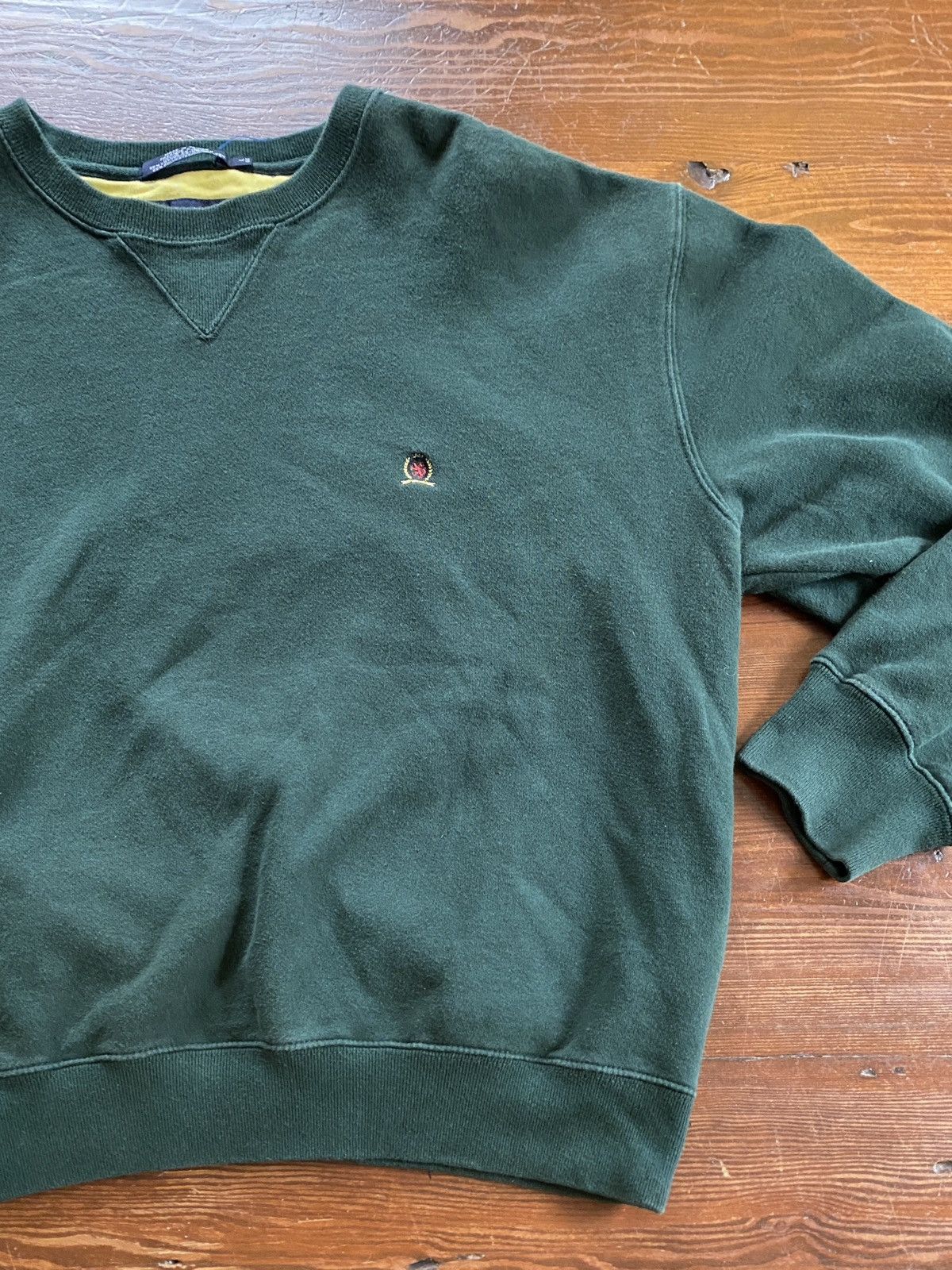Tommy Hilfiger × Vintage Vintage ‘01 Tommy Hilfiger Crest Green Crewneck Sweatshirt Size US L / EU 52-54 / 3 - 1 Thumbnail
