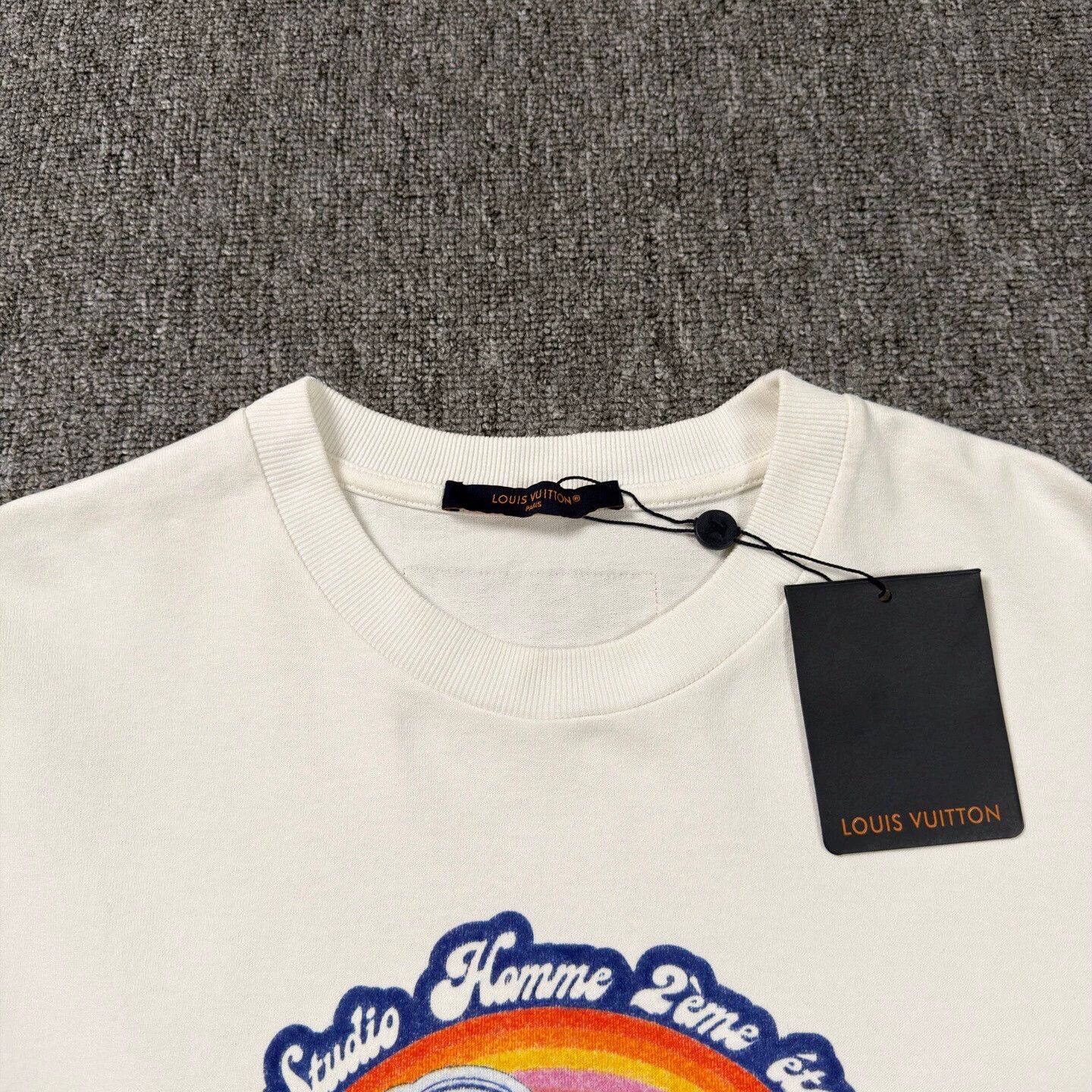 Louis Vuitton LV rainbow white short sleeve L like new Size US L / EU 52-54 / 3 - 3 Thumbnail
