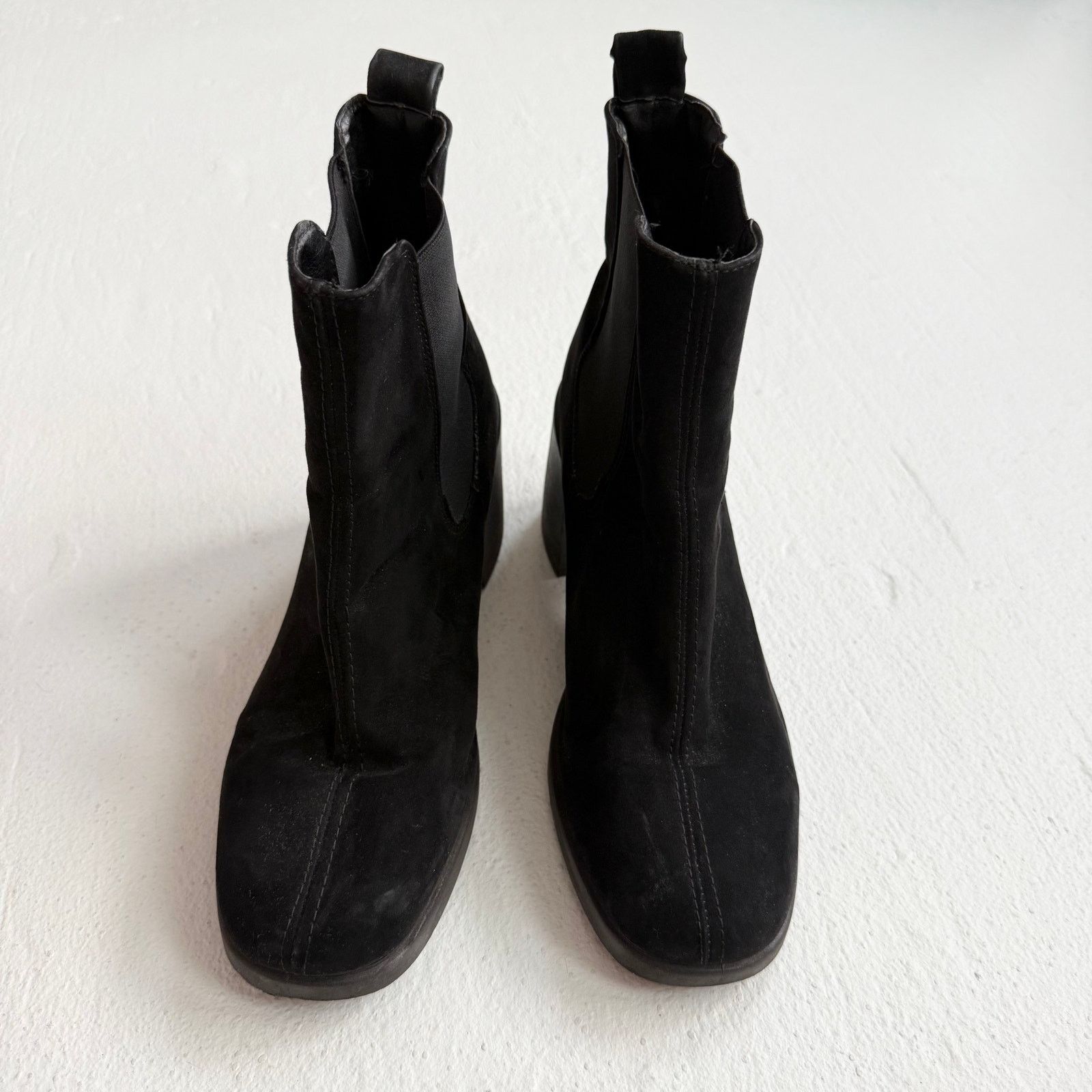 Urban Outfitters Urban Outfitters Black Suede Block Heel Chelsea Boots Size 7 Size US 7 / IT 37 - 3 Thumbnail