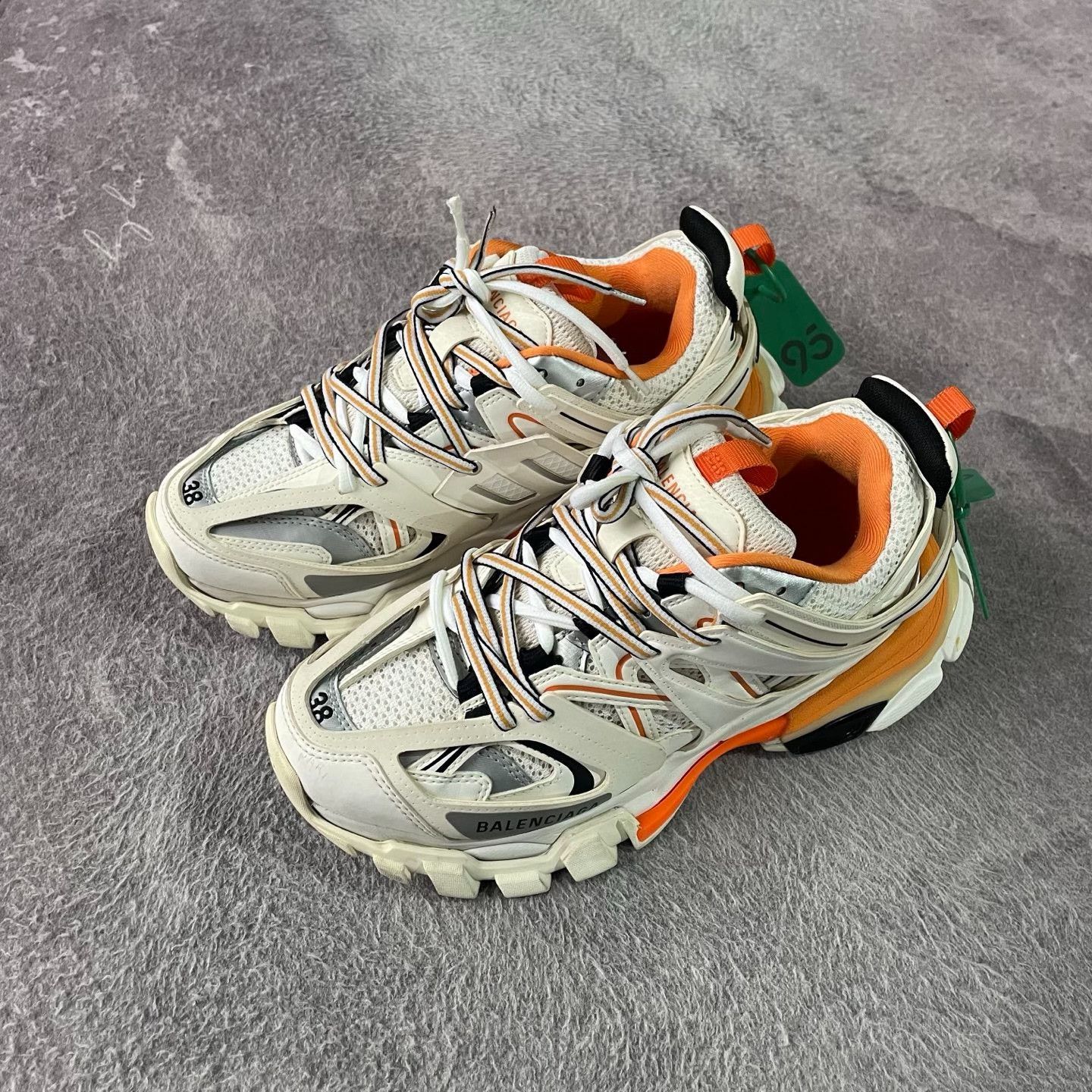 Balenciaga Balenciaga White Lowtop Sneakers 38 Women Size US 7.5 / IT 37.5 - 1 Thumbnail