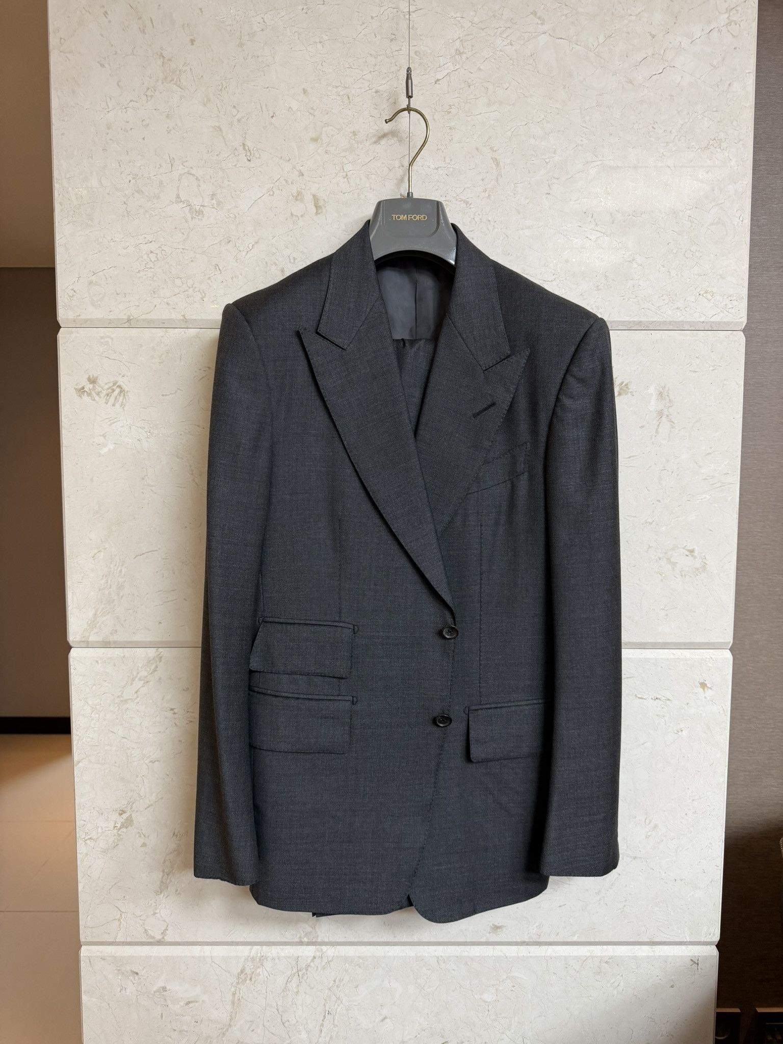 Tom Ford TOM FORD / Windsor Fit Mid-Grey Wool Suit US 38 / EU 48 Size 38S - 1 Thumbnail
