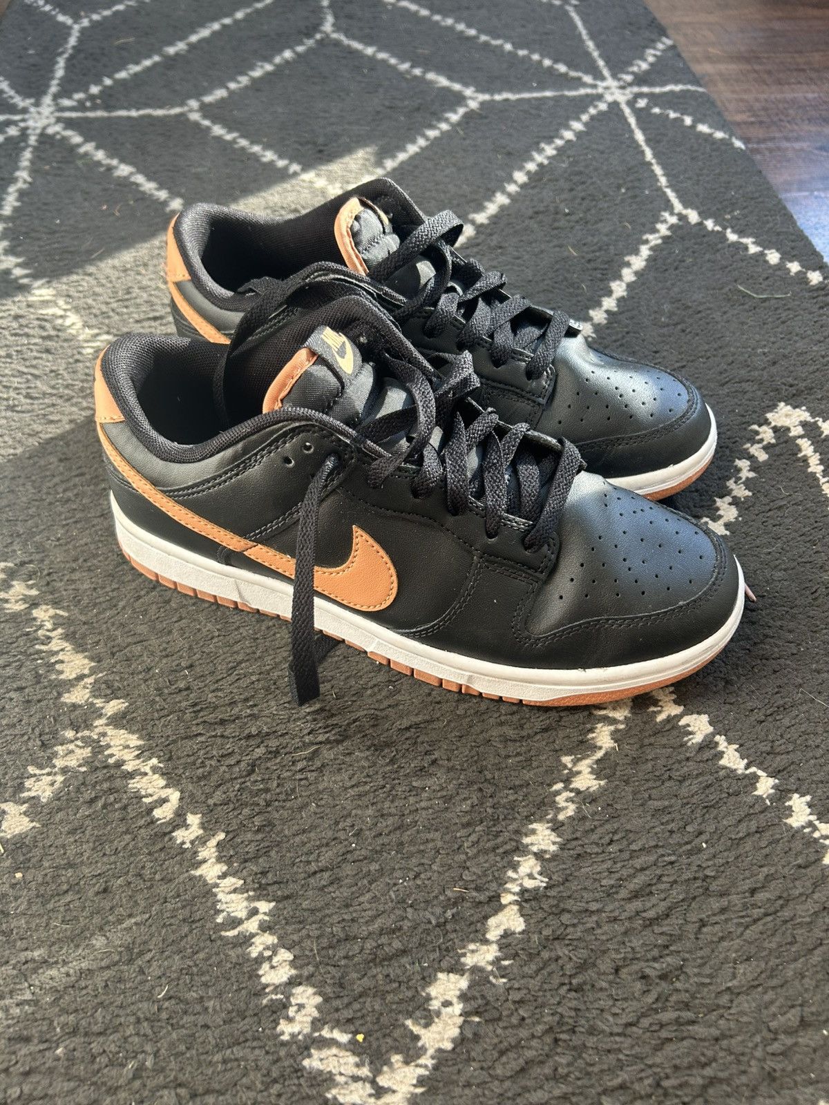 Nike NIKE LOW DUNK Size US 7 / EU 40 - 1 Thumbnail