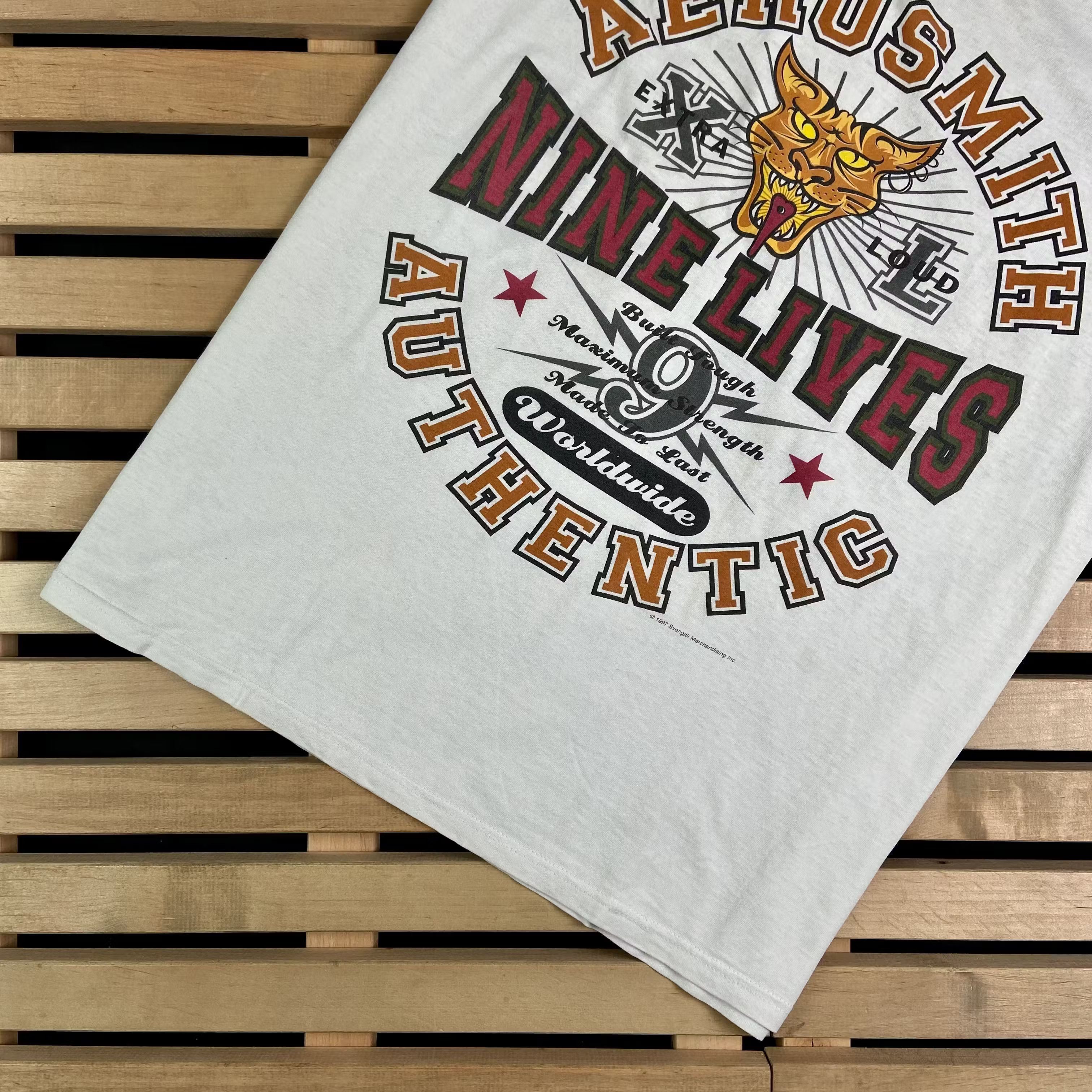 Band Tees × Vintage Vintage Jersey Nine Lives Aerosmith Worldwide 1997 Size L Size US L / EU 52-54 / 3 - 3 Thumbnail