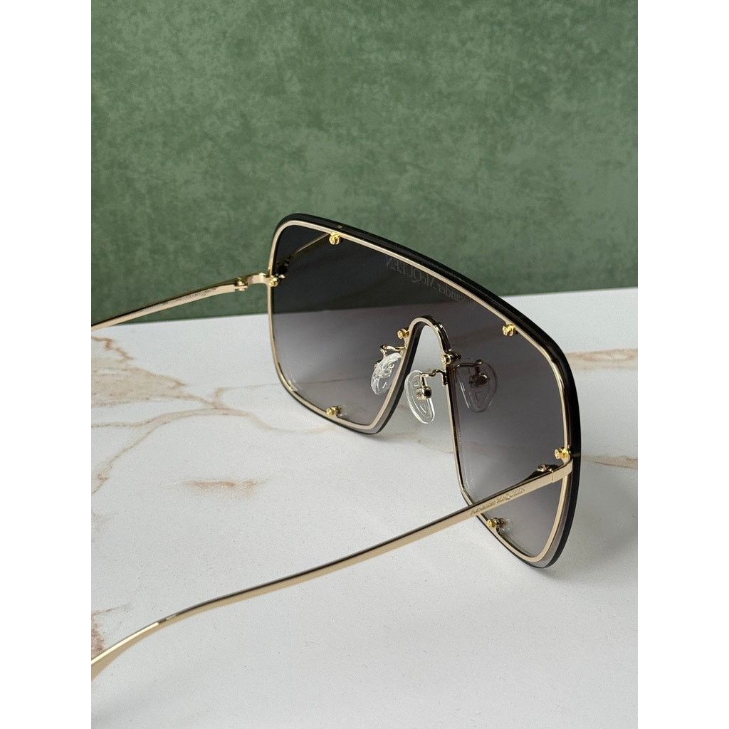 Alexander McQueen Alexander McQueen AM0362S Gold Grey Studded Mask Sunglasses Size ONE SIZE - 9 Thumbnail