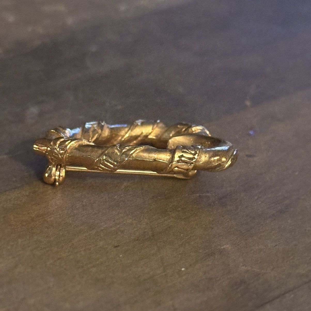 Vintage Vintage British Museum gold tone ribbon heart brooch Size ONE SIZE - 4 Thumbnail