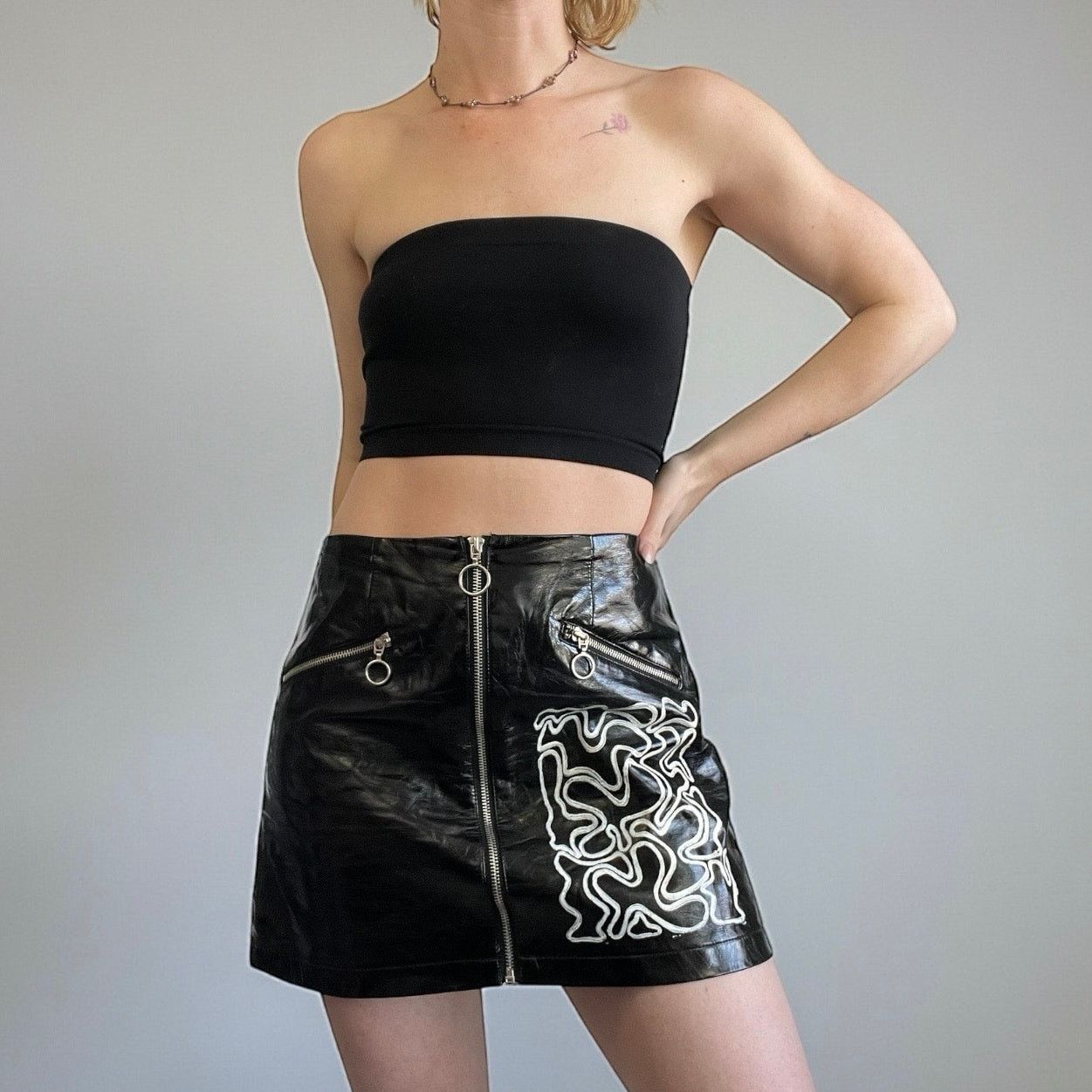 Forever 21 Faux Leather Black & White Hand Painted Zip Up Mini Skirt Size 30" / US 8 / IT 44 - 1 Thumbnail