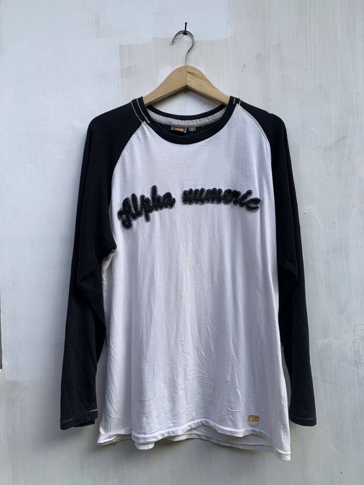Hook-Ups Vintage alphanumeric script embroidery raglan tee Size US XL / EU 56 / 4 - 1 Thumbnail