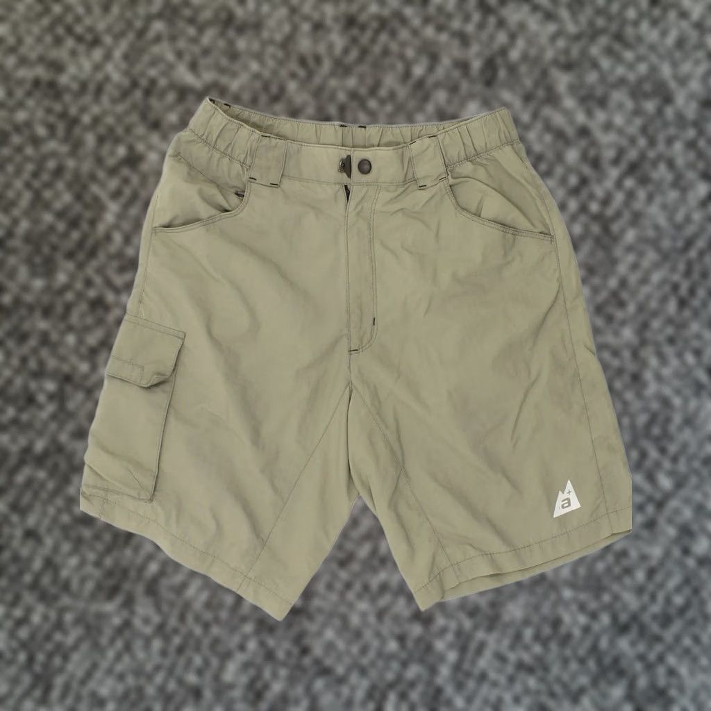 Vintage VINTAGE Mens Cargo Shorts IT 48 Medium W28 Grey Nylon AW25 Size US 31 - 1 Thumbnail