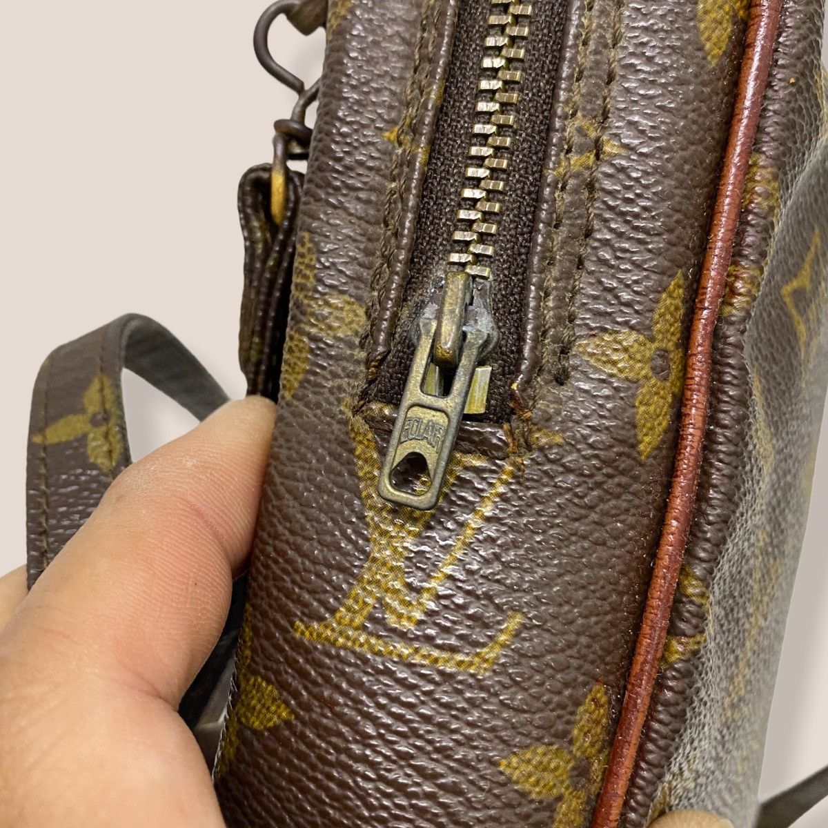 Vintage ‼️YES‼️ AUTHENTIC LOUIS VUITTON DANUBE ECLAIR ZIPPER SLING BAG Size ONE SIZE - 8 Thumbnail