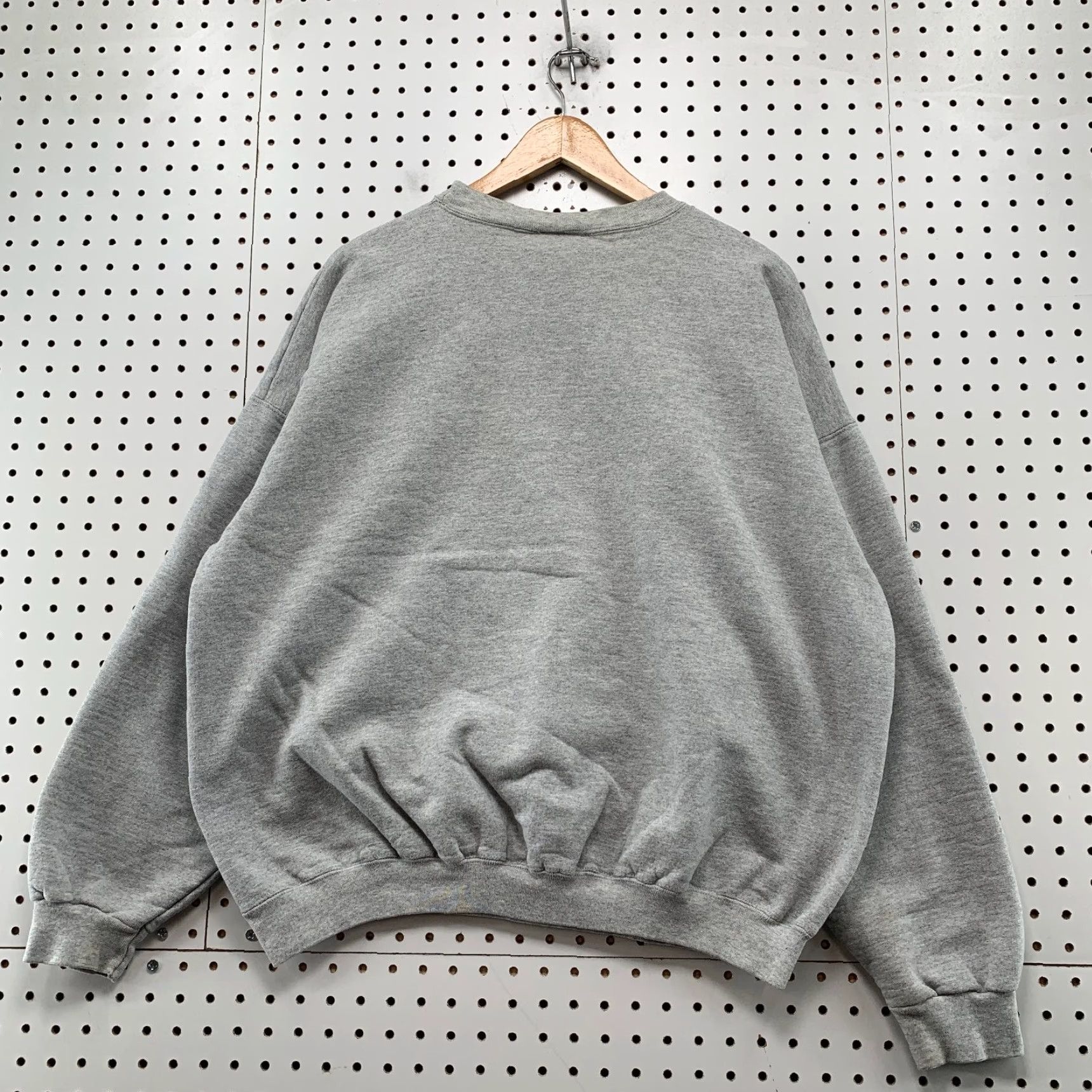 Disney VINTAGE Disney Epcot Sweatshirt Mens XL Gray Fleece Distressed Embroidered Size US XL / EU 56 / 4 - 2 Thumbnail