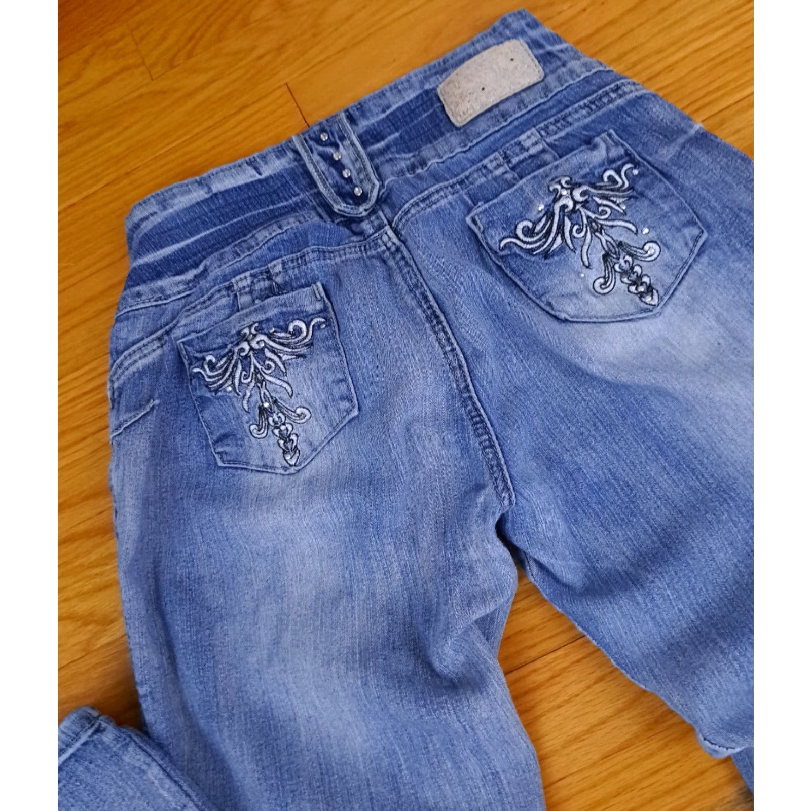 Vintage Silver Diva Jeans Women Size 9 Blue Embroidered Straight 25-26inch waist 30inch inseam Size 30" / US 8 / IT 44 - 8 Thumbnail