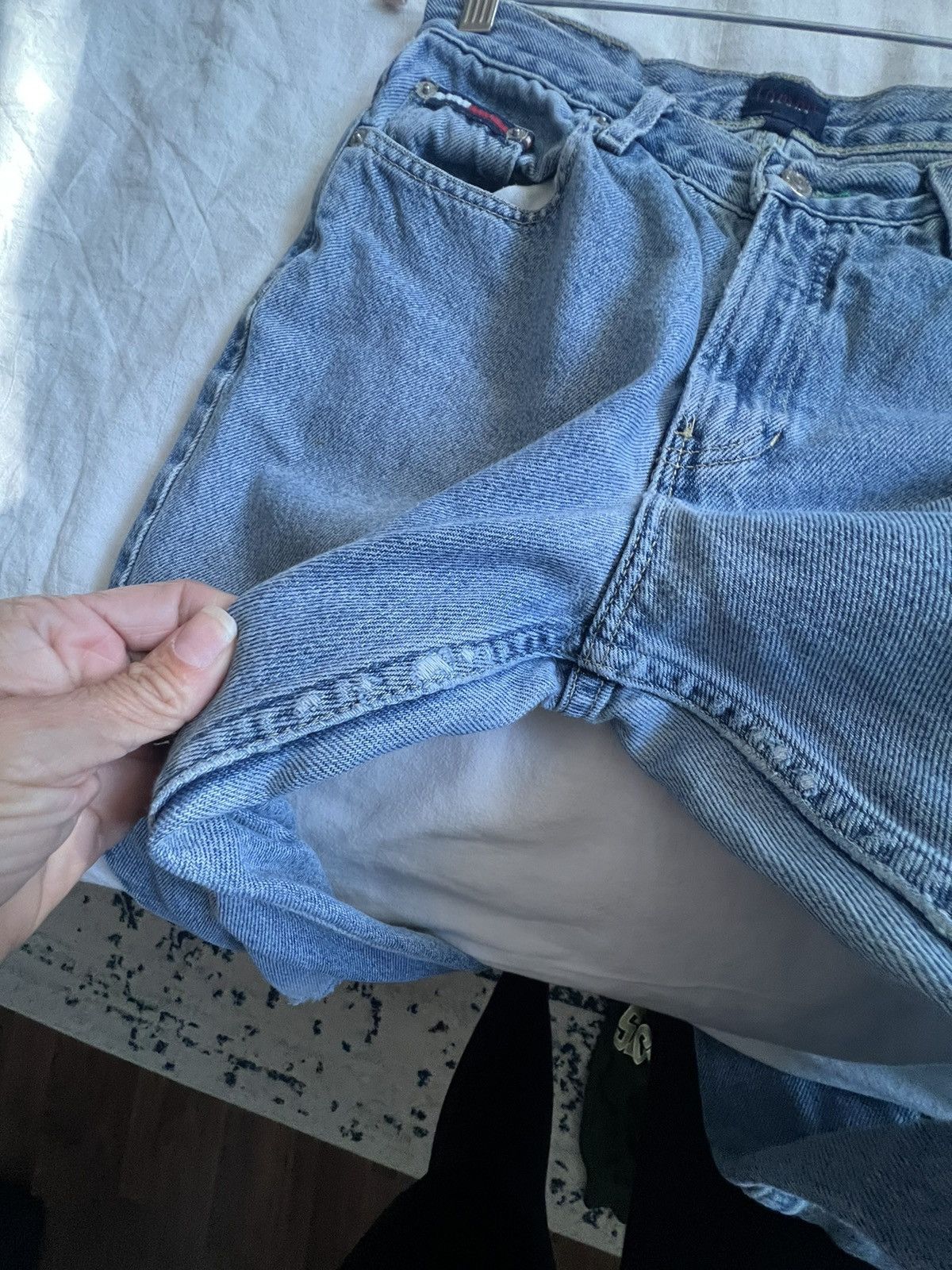 Tommy Hilfiger × Vintage Vintage 90s Tommy Hilfiger distressed relaxed fit jeans Size 27" / US 4 / IT 40 - 14 Thumbnail
