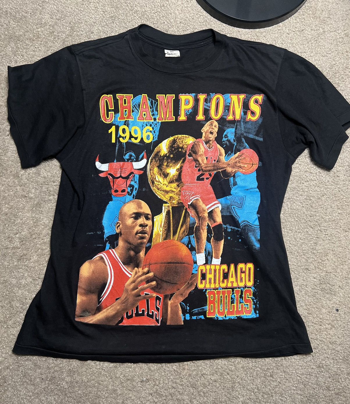 Image of Bulls Chicago Vintage Graphic T-Shirt in Black, Men's (Size XL)