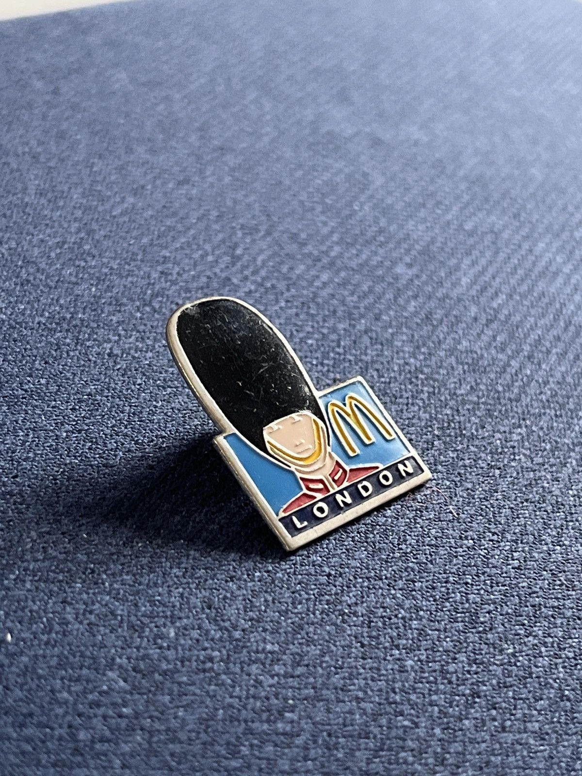 Junk Food Mc Donald’s London vintage pin Size ONE SIZE - 2 Thumbnail
