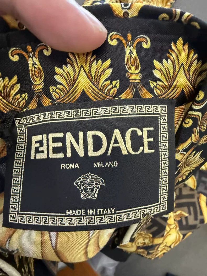 Versace Versace Co-branded mulberry silk shirt Size US M / EU 48-50 / 2 - 3 Thumbnail